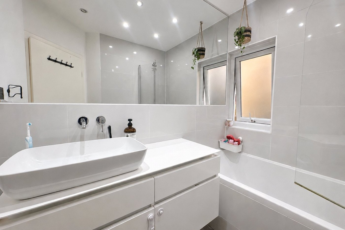 2 bedroom property for sale in London | Robinson Jackson