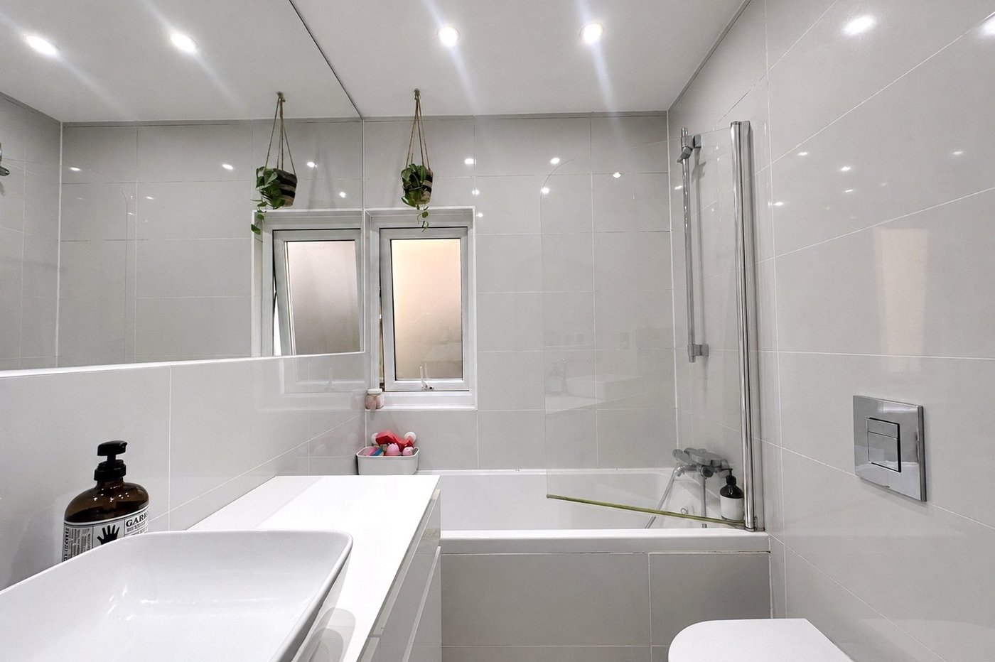 2 bedroom property for sale in London | Robinson Jackson