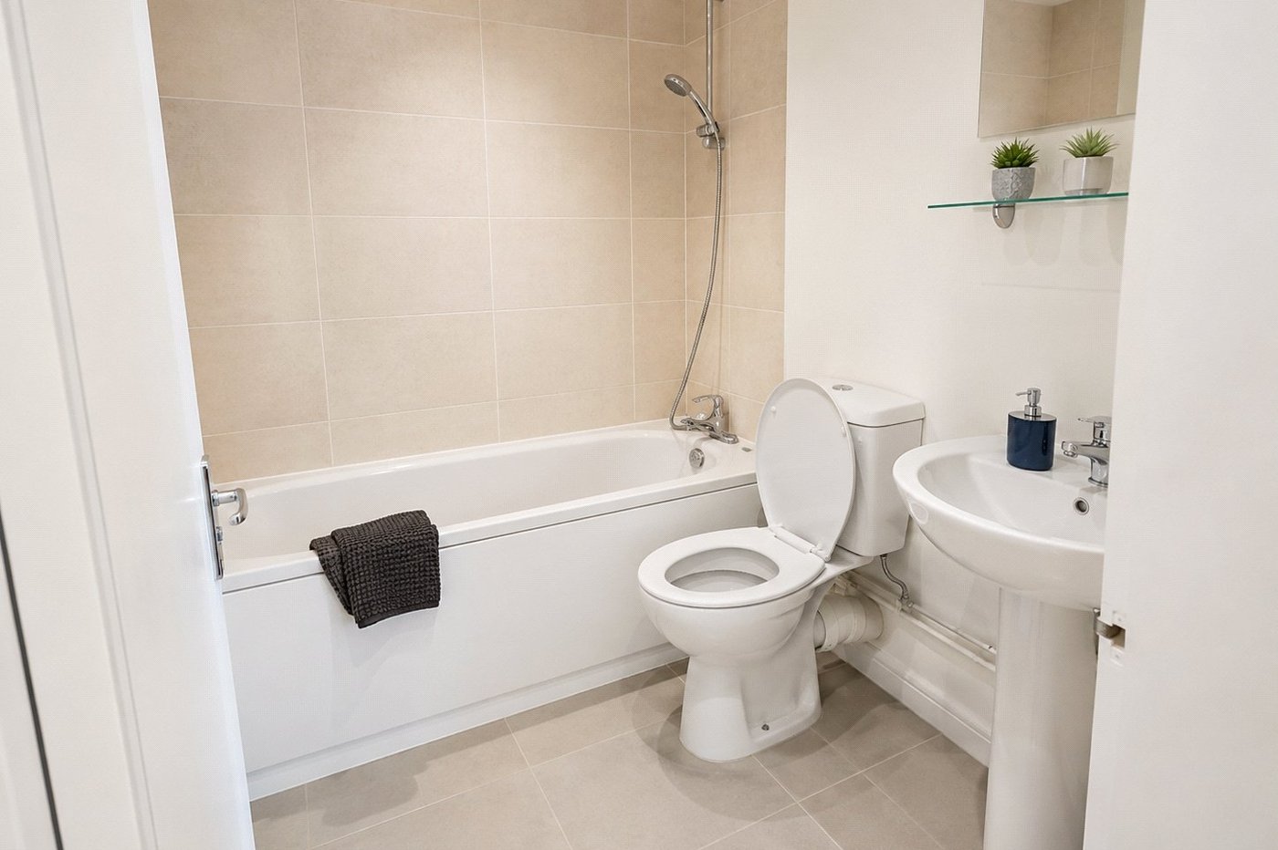 2 bedroom property for sale in London | Robinson Jackson