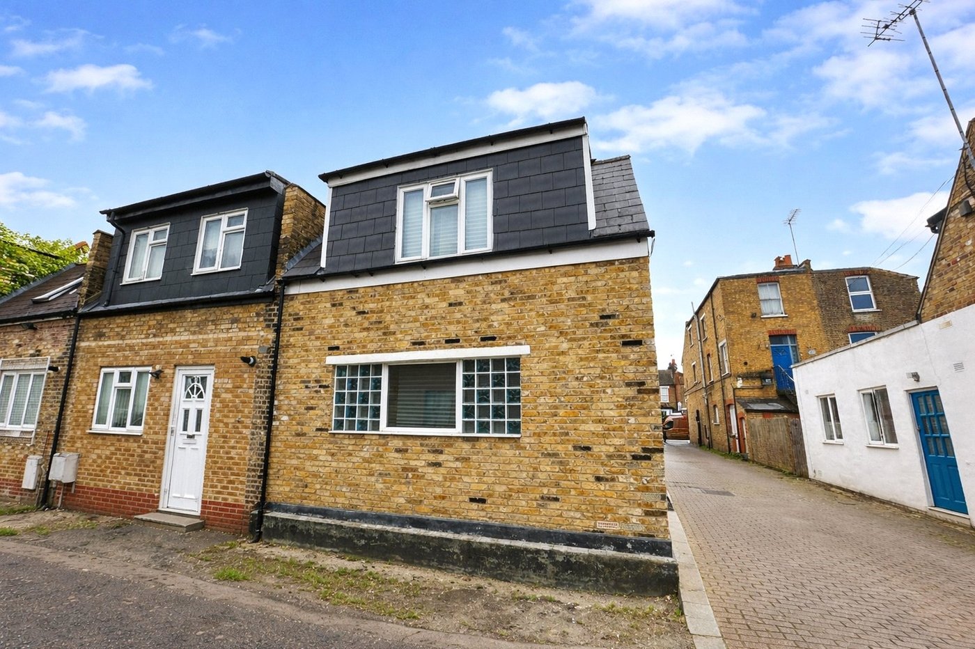 2 bedroom house for sale in London | Robinson Jackson