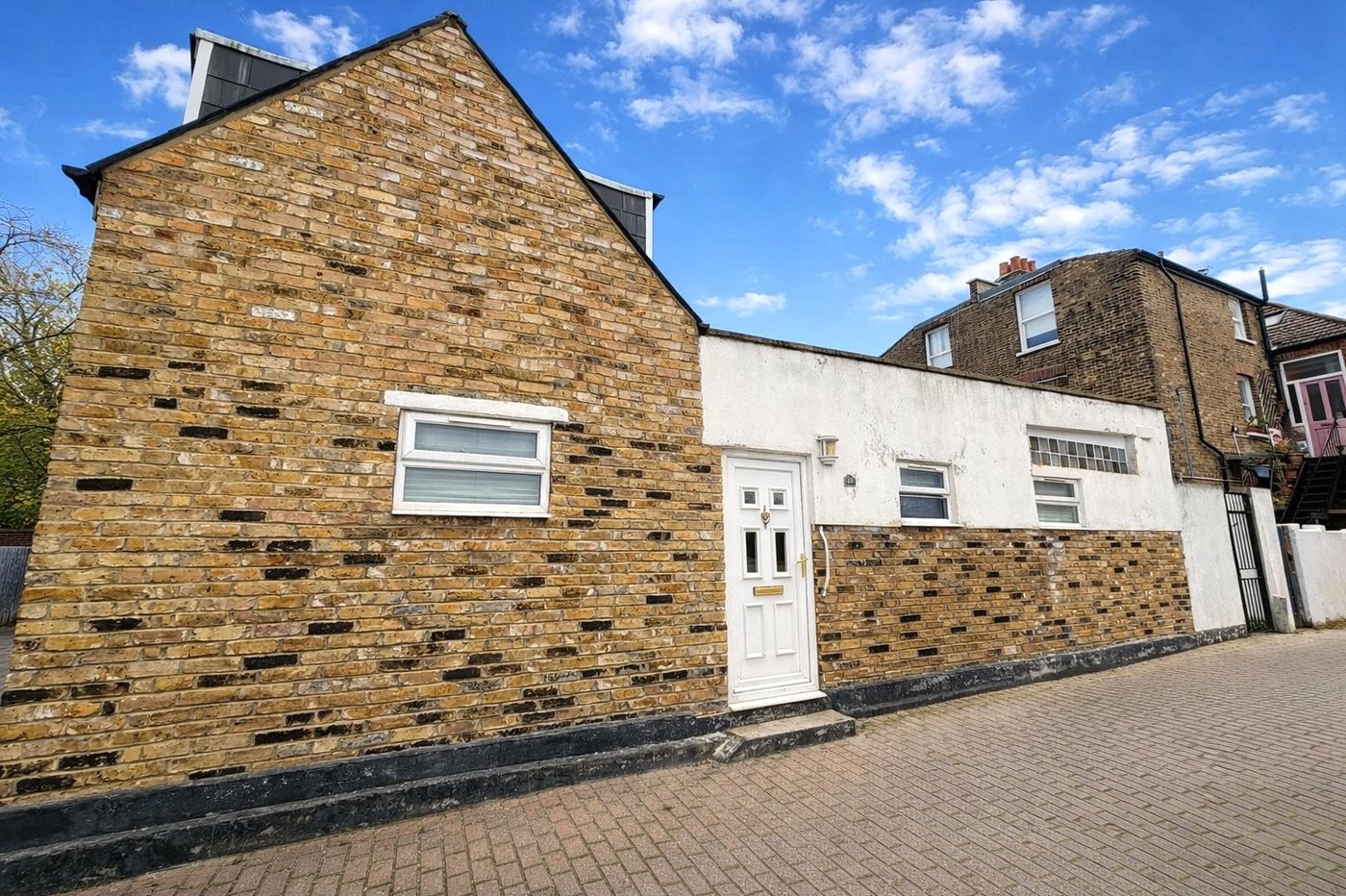 2 bedroom house for sale in London | Robinson Jackson