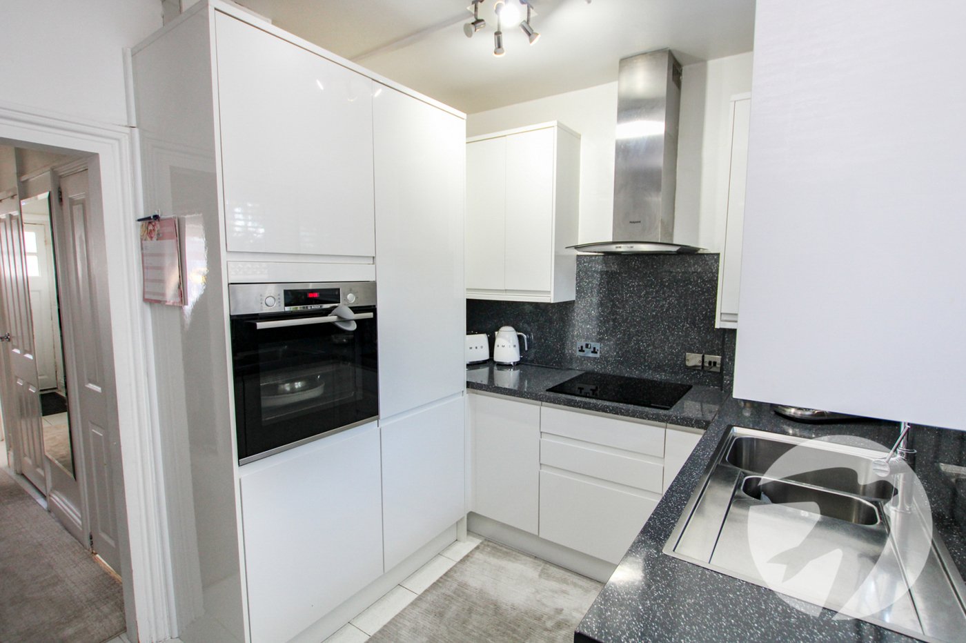 2 bedroom property for sale in Eltham | Robinson Jackson