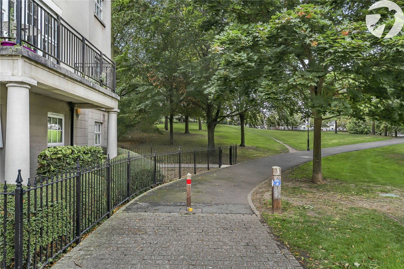 2 bedroom property for sale in Greenhithe | Robinson Jackson