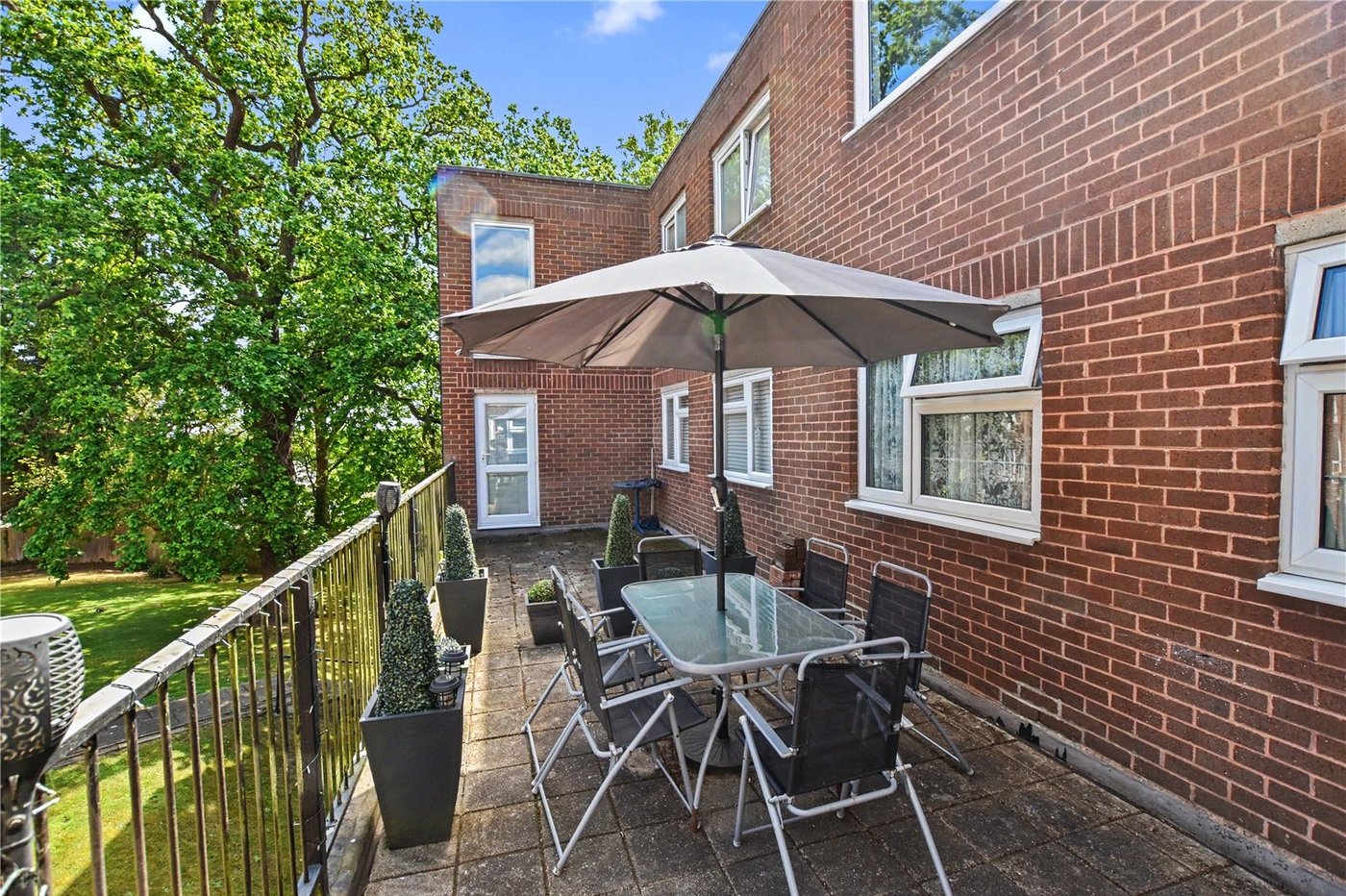 2 bedroom property for sale in Gravel Hill Close | Robinson Jackson