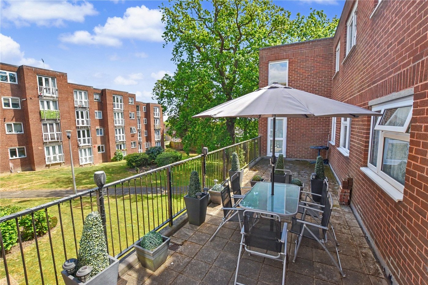 2 bedroom property for sale in Gravel Hill Close | Robinson Jackson