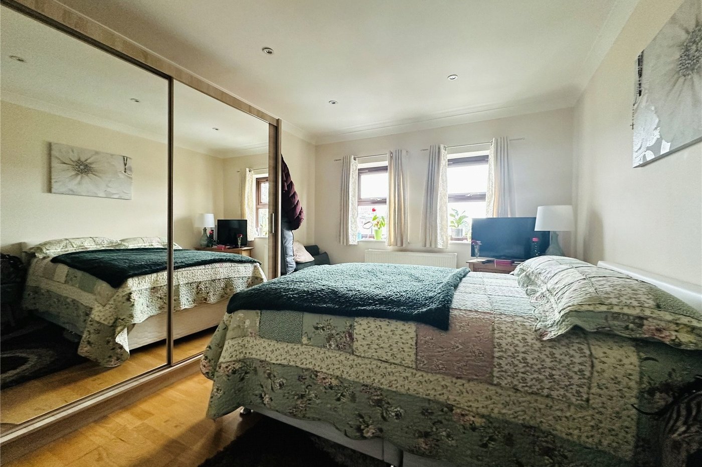 2 bedroom property for sale in London | Robinson Jackson