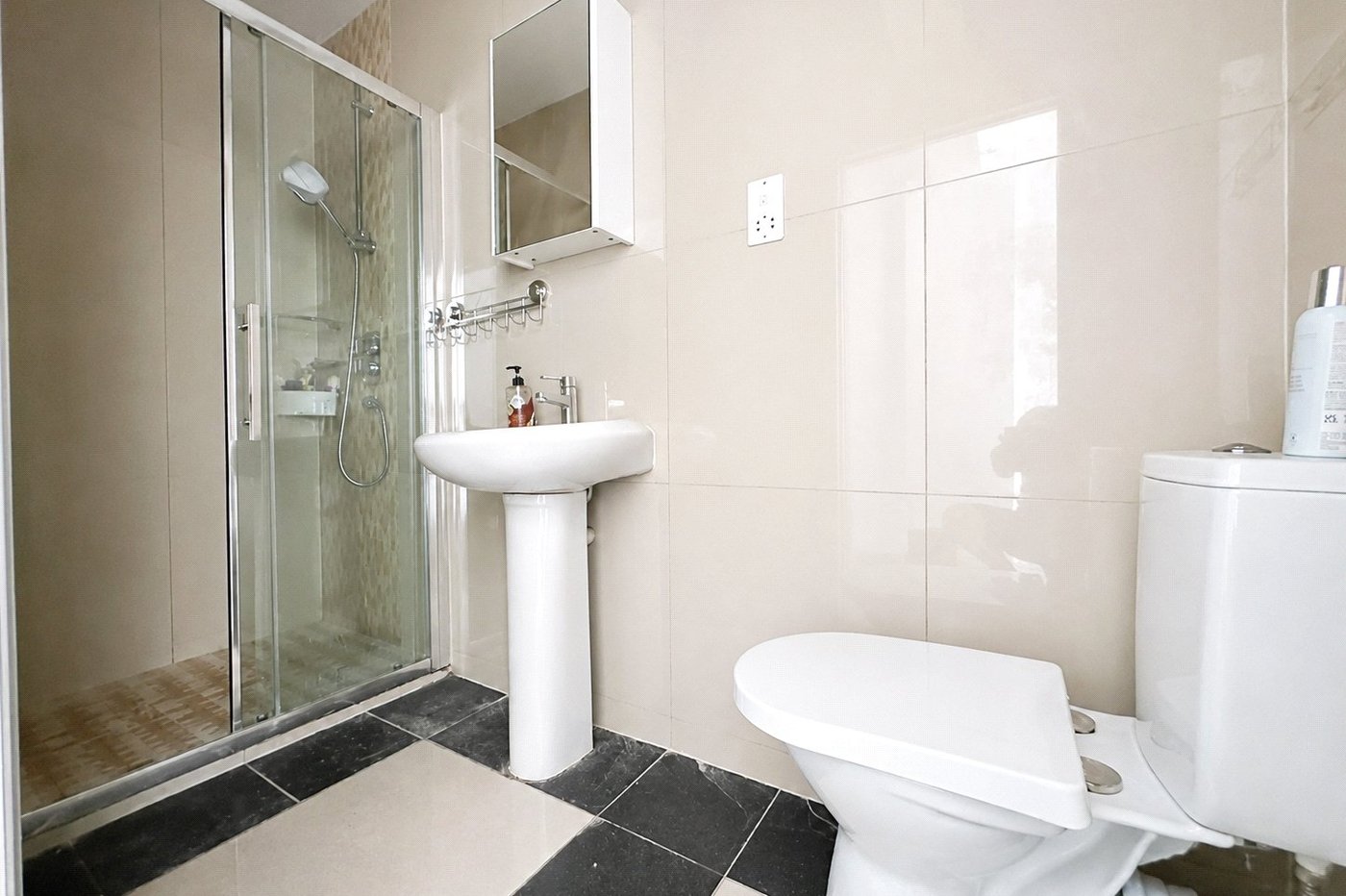 2 bedroom bungalow for sale in London | Robinson Jackson