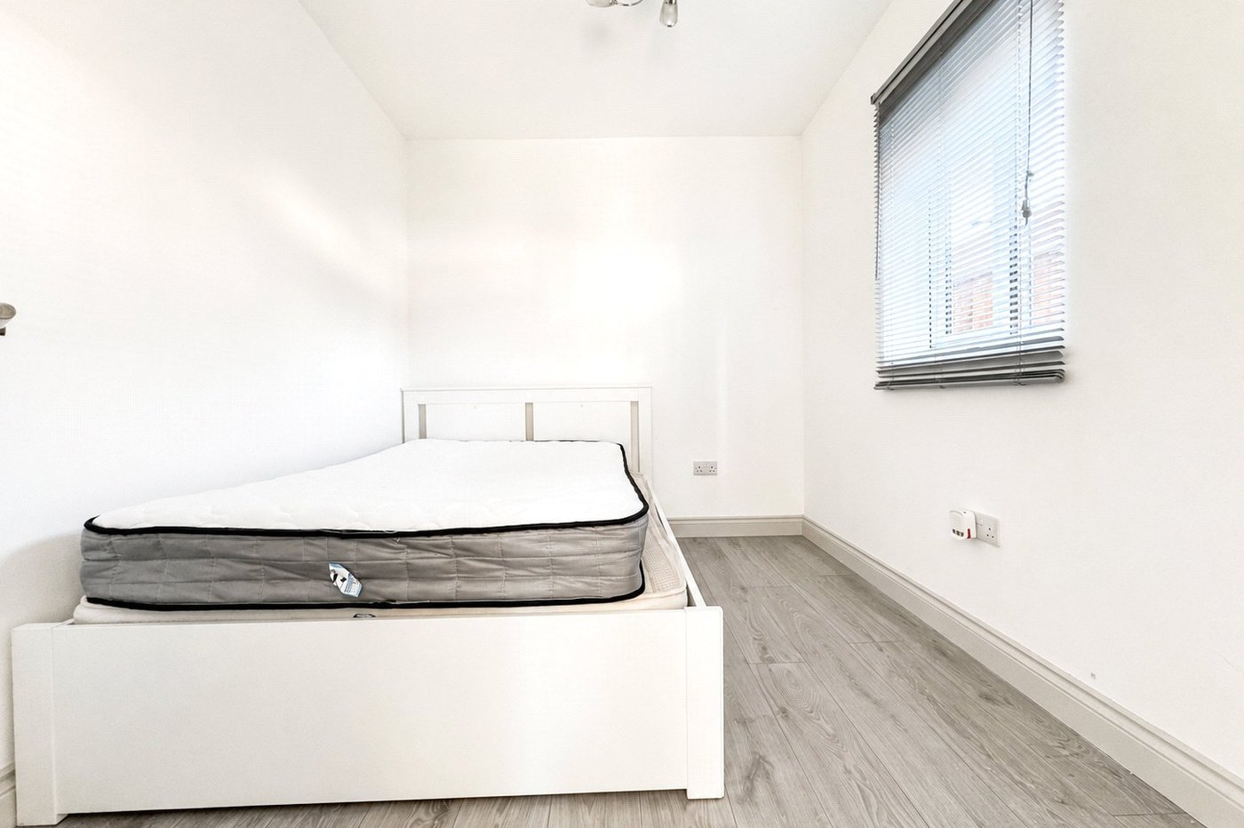 2 bedroom bungalow for sale in London | Robinson Jackson