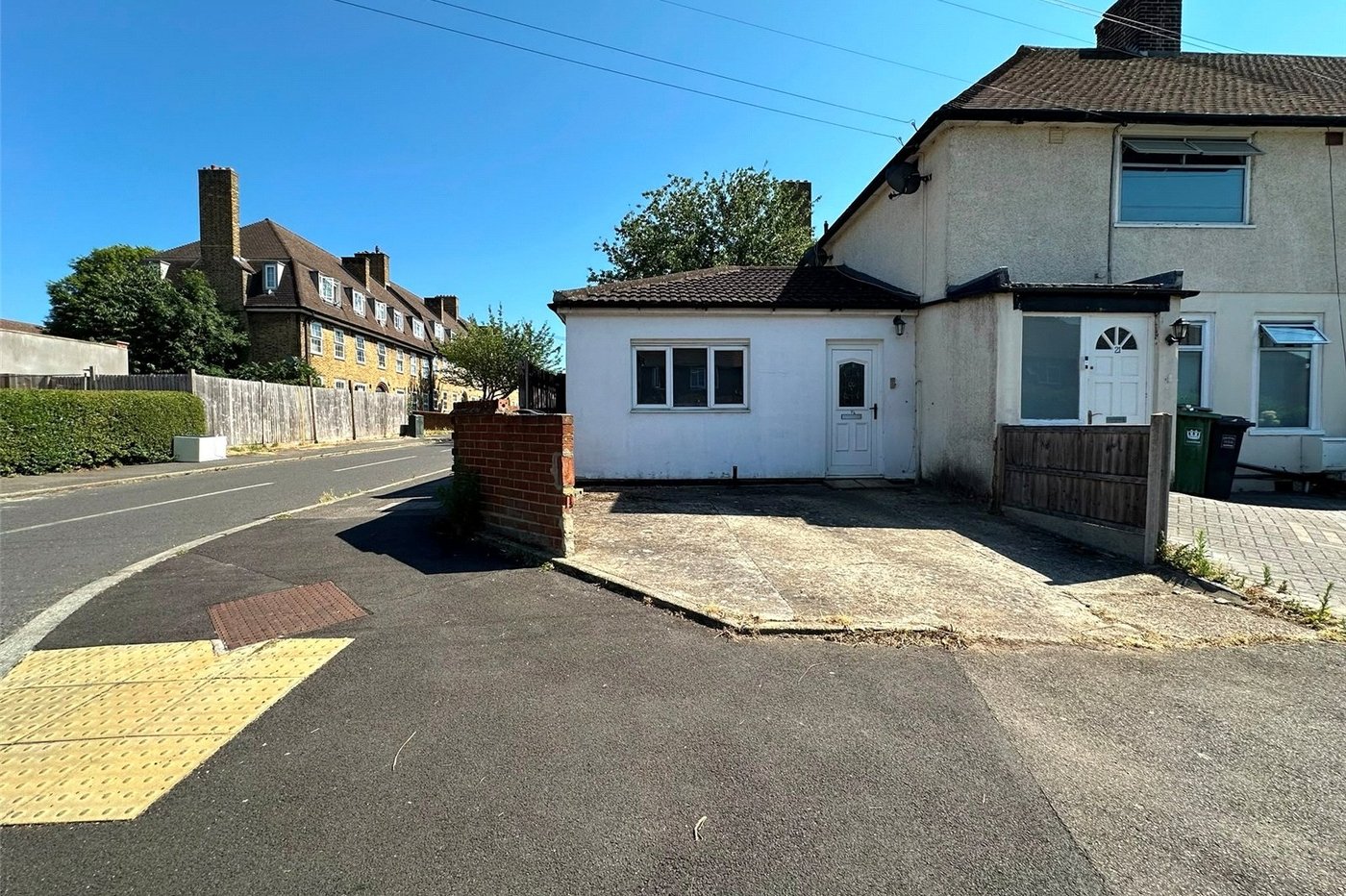 2 bedroom bungalow for sale in London | Robinson Jackson