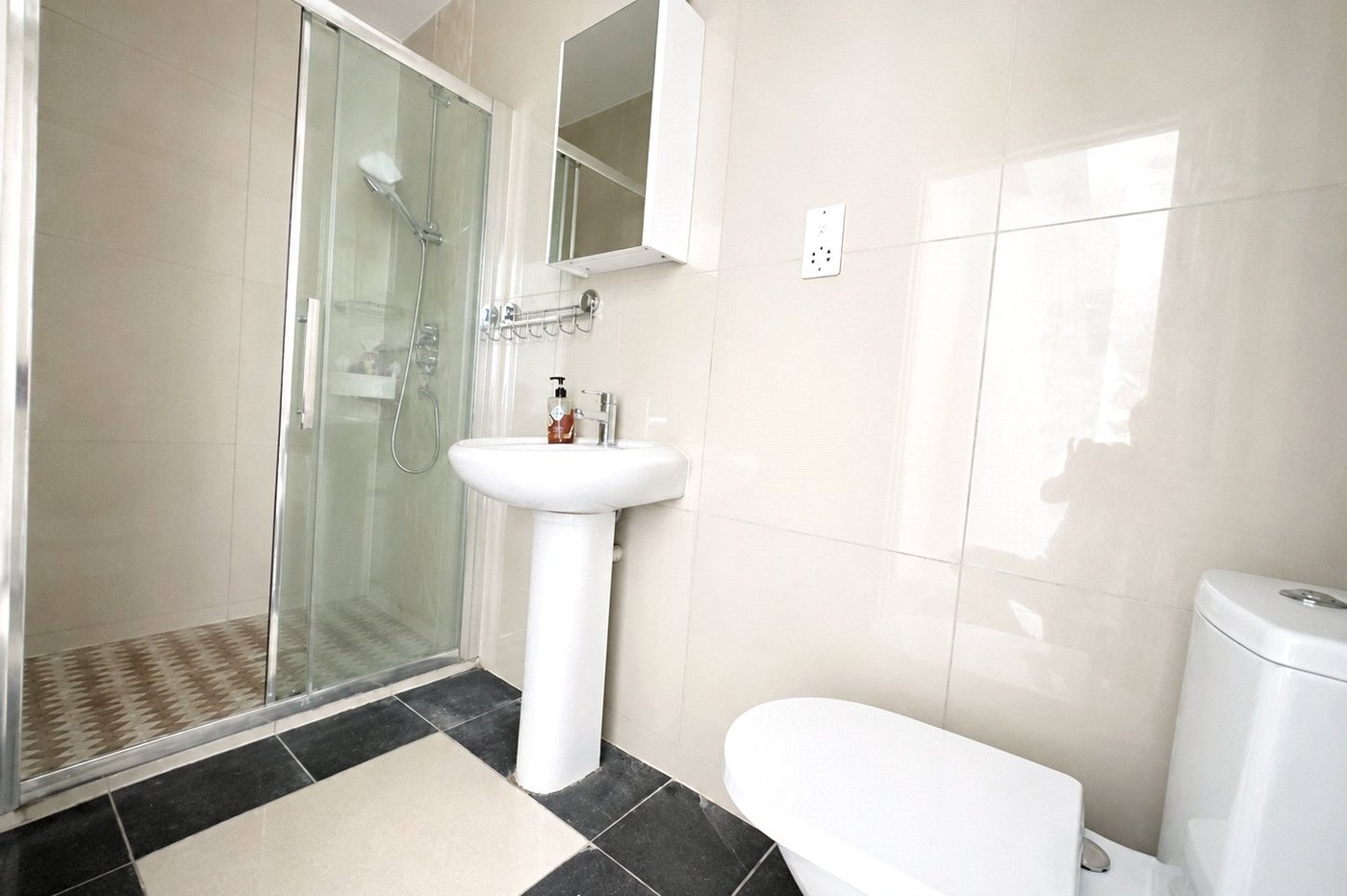 2 bedroom bungalow for sale in London | Robinson Jackson