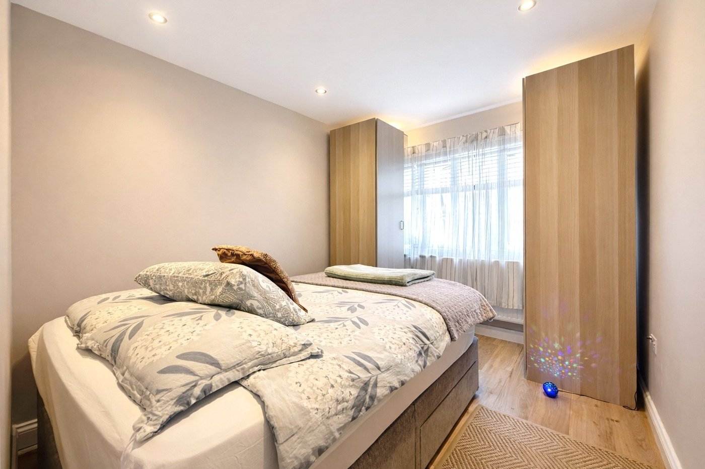 2 bedroom property for sale in London | Robinson Jackson
