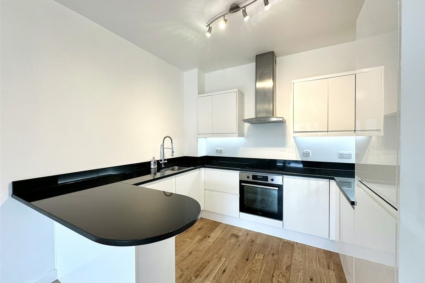 2 bedroom property for sale in Greenhithe | Robinson Jackson