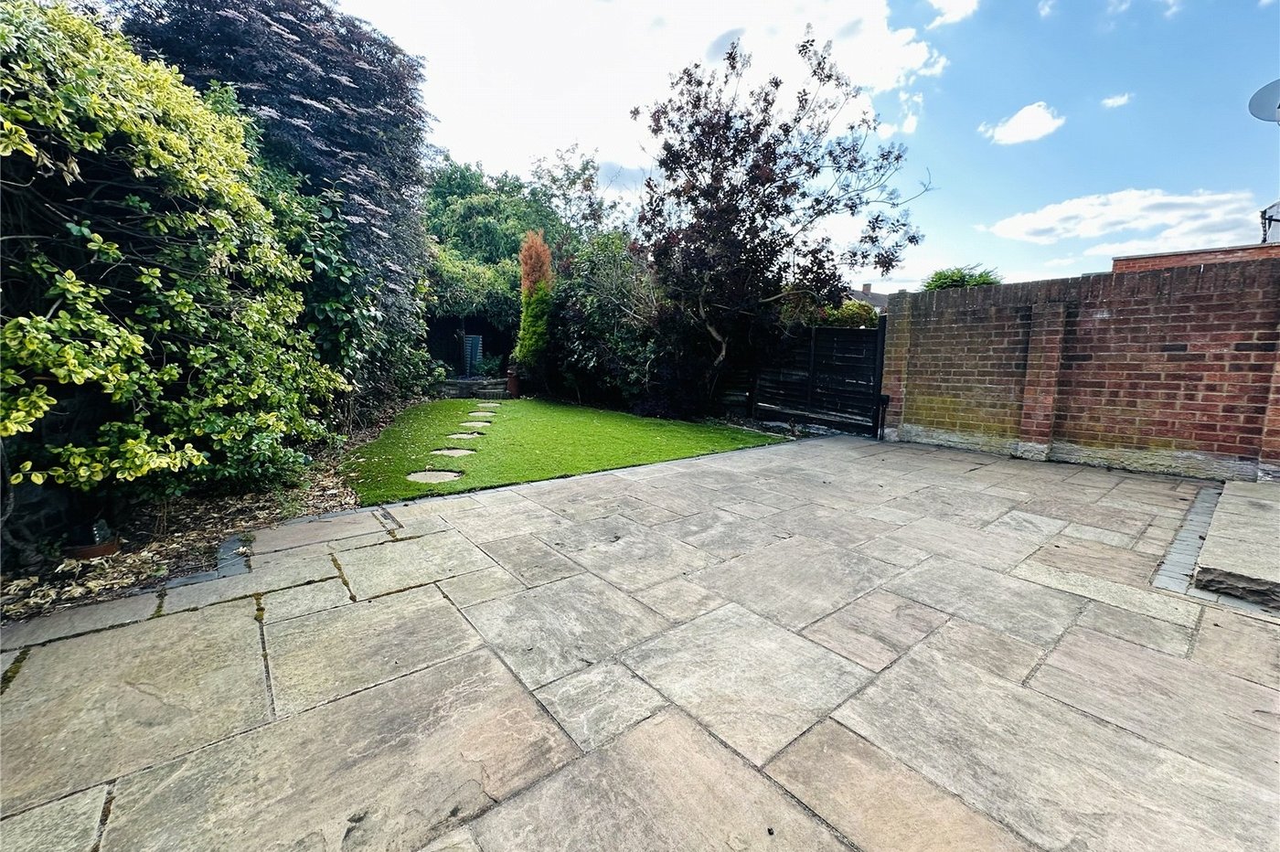 3 bedroom house for sale in London | Robinson Jackson