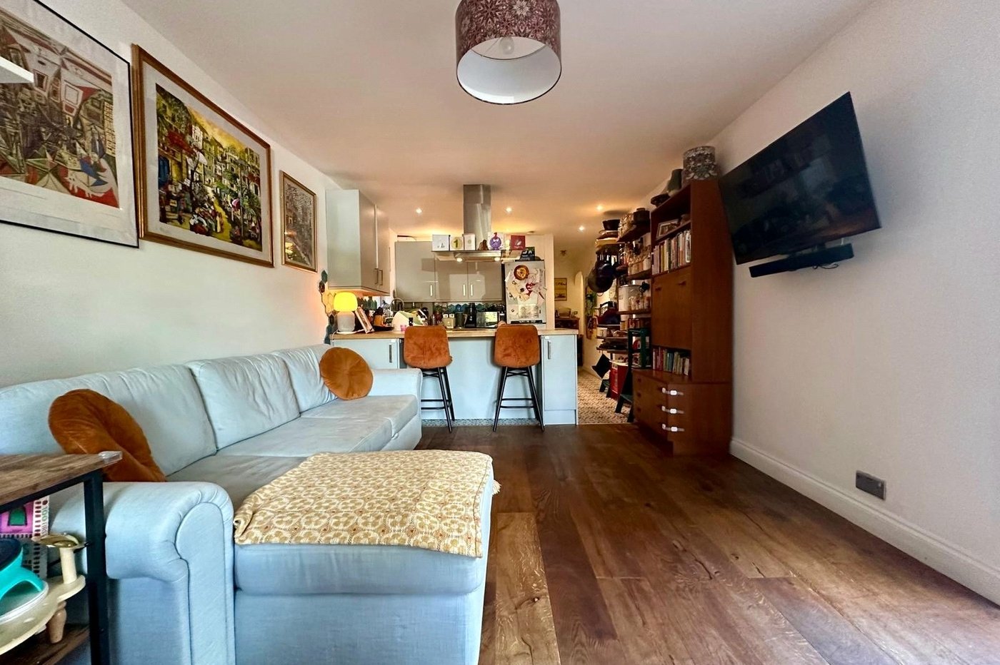 2 bedroom property for sale in London | Robinson Jackson