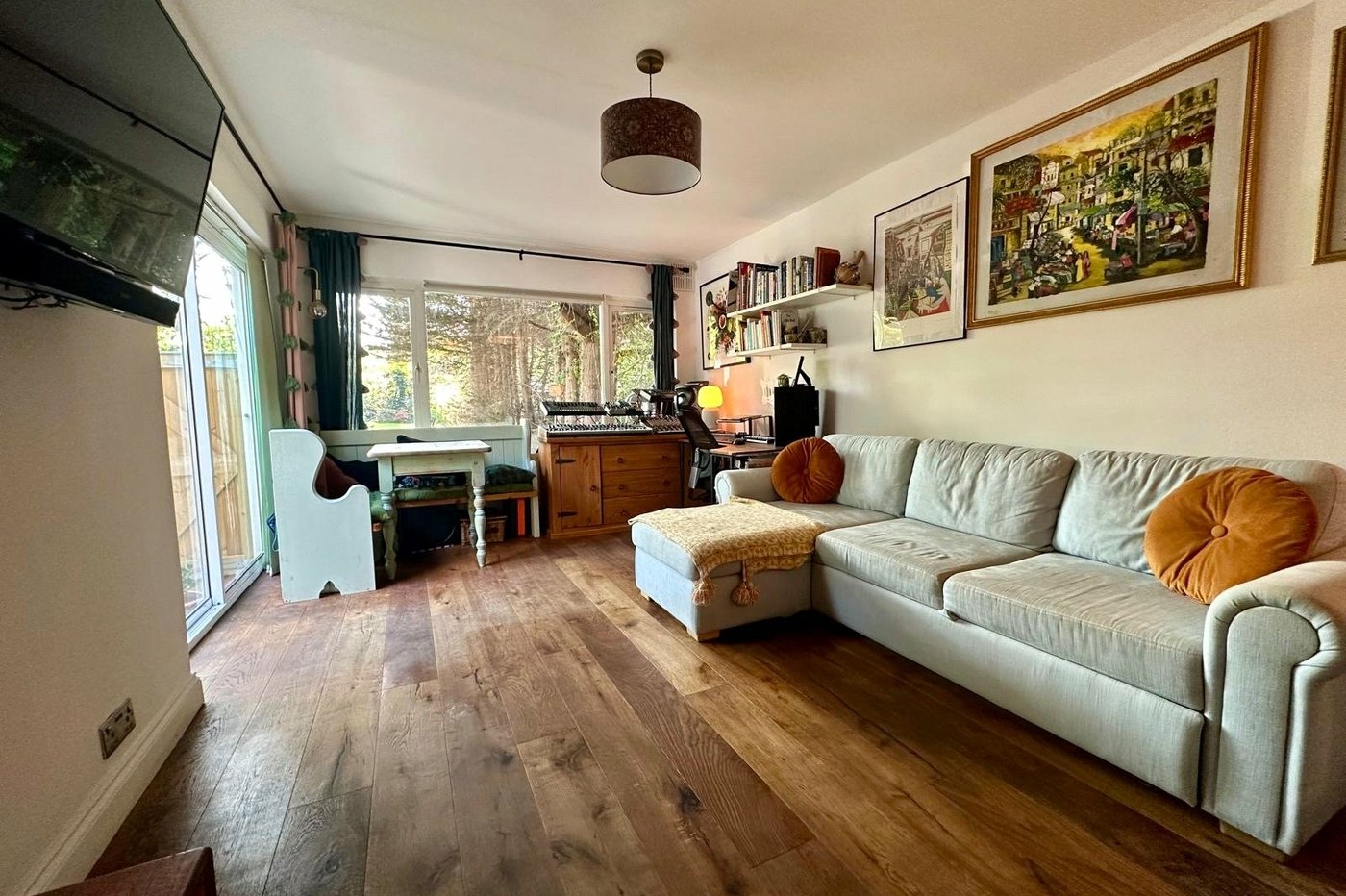 2 bedroom property for sale in London | Robinson Jackson