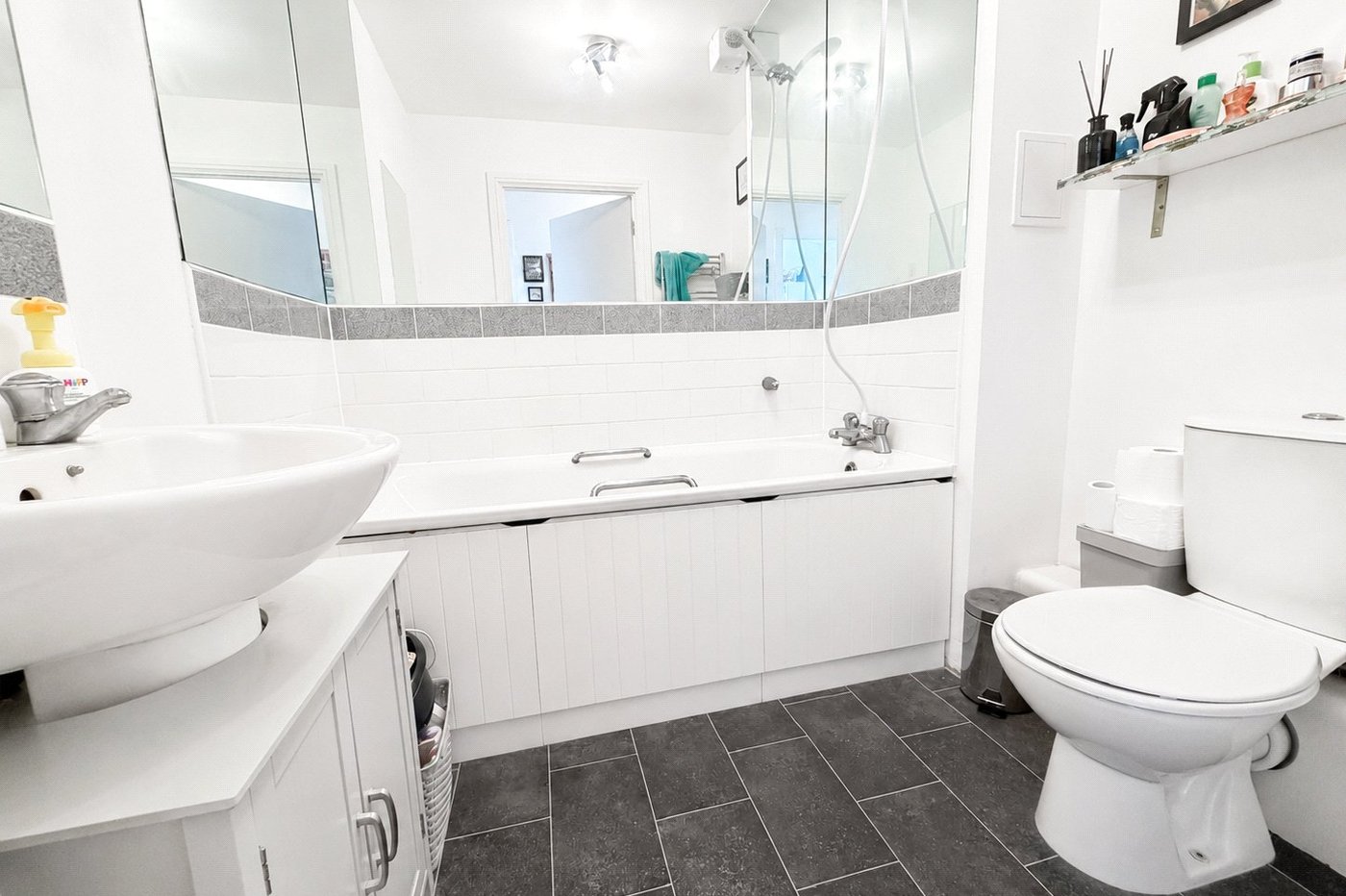 2 bedroom property for sale in London | Robinson Jackson