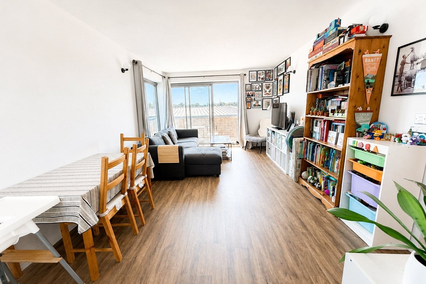 2 bedroom property for sale in London | Robinson Jackson