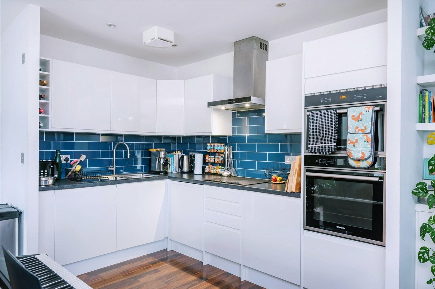 2 bedroom property for sale in London | Robinson Jackson