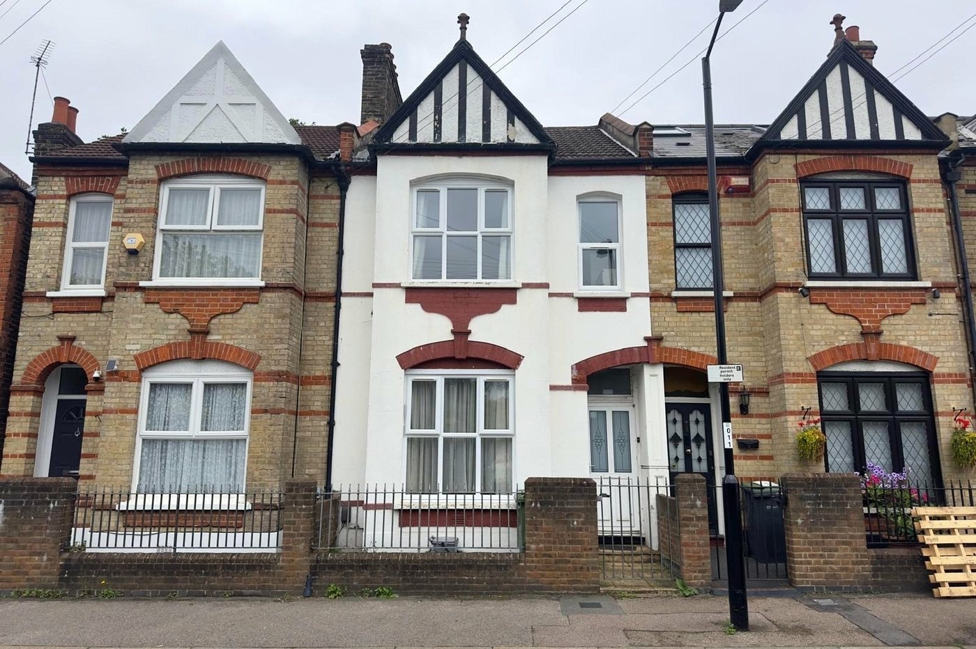 3 bedroom house for sale in London | Robinson Jackson