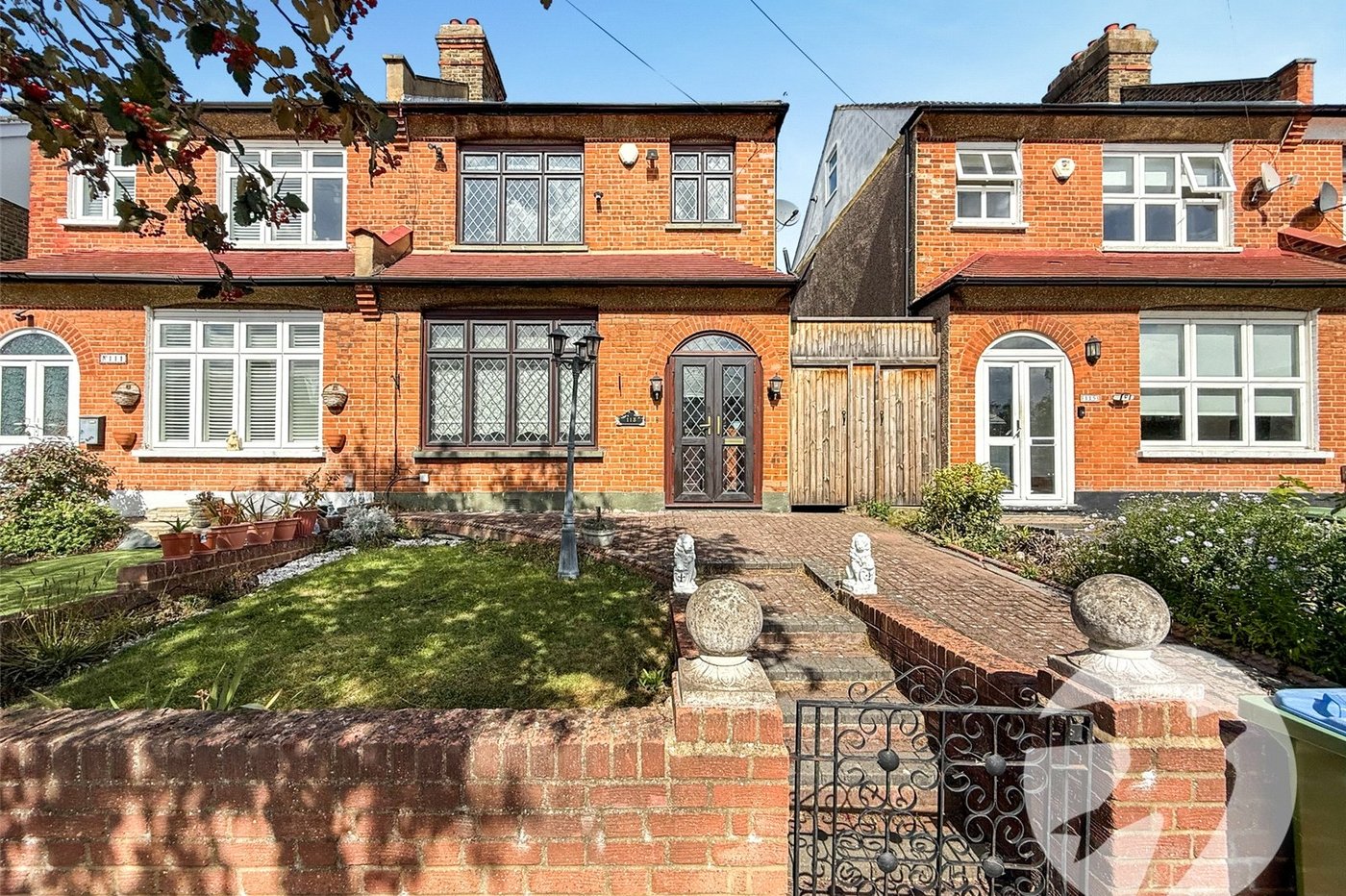 3 bedroom house for sale in London | Robinson Jackson