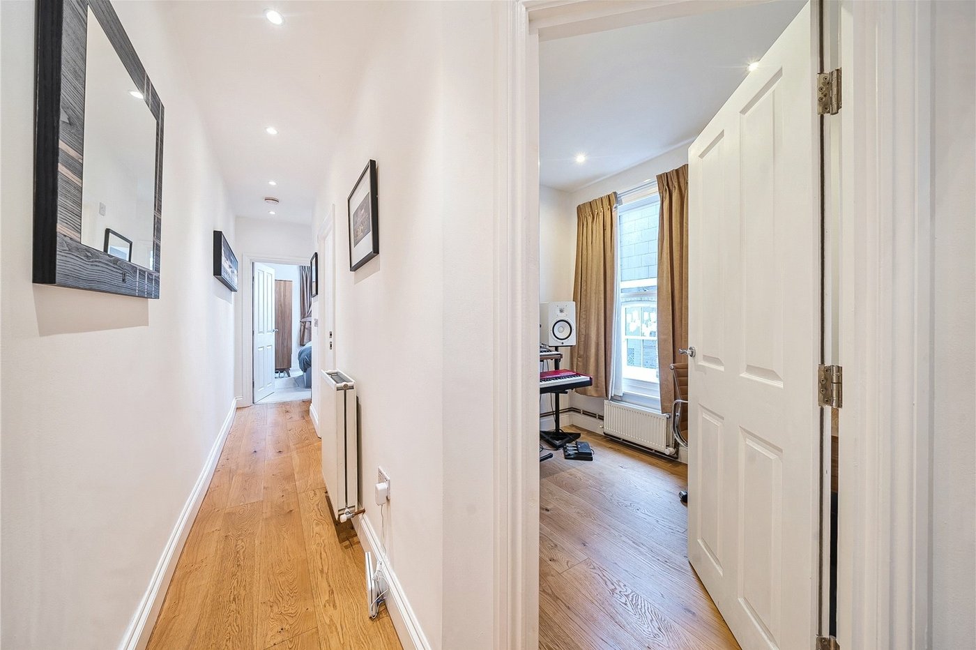 3 bedroom property for sale in London | Robinson Jackson