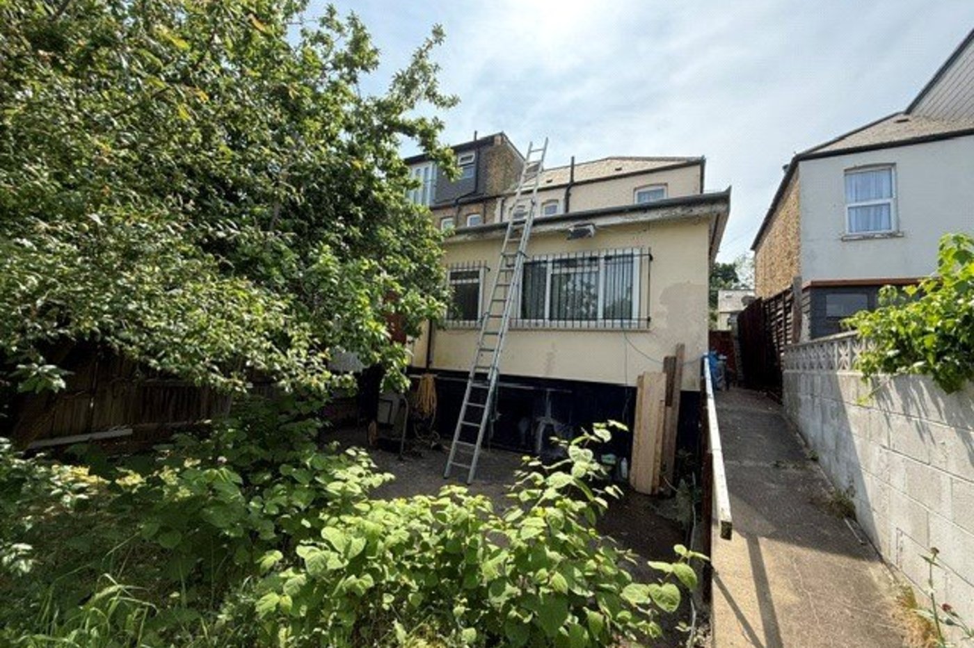 3 bedroom house for sale in London | Robinson Jackson