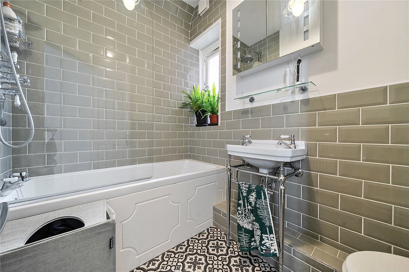 2 bedroom property for sale in London | Robinson Jackson