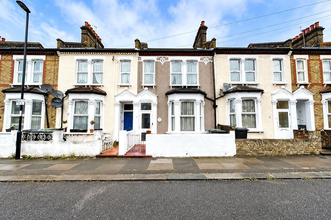 3 bedroom house for sale in London | Robinson Jackson