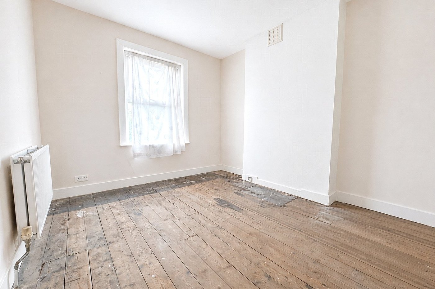 3 bedroom house for sale in London | Robinson Jackson