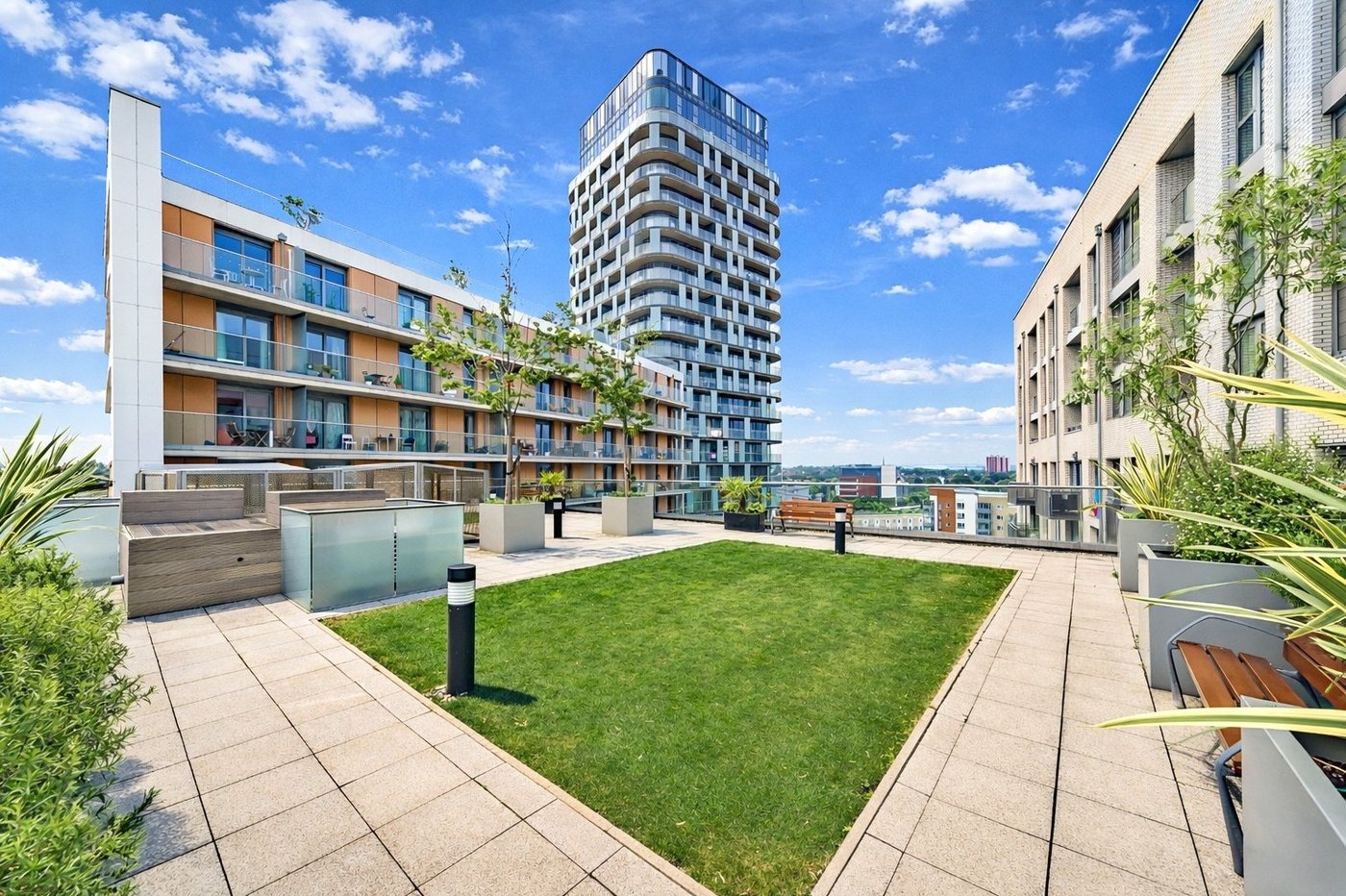 2 bedroom property for sale in London | Robinson Jackson