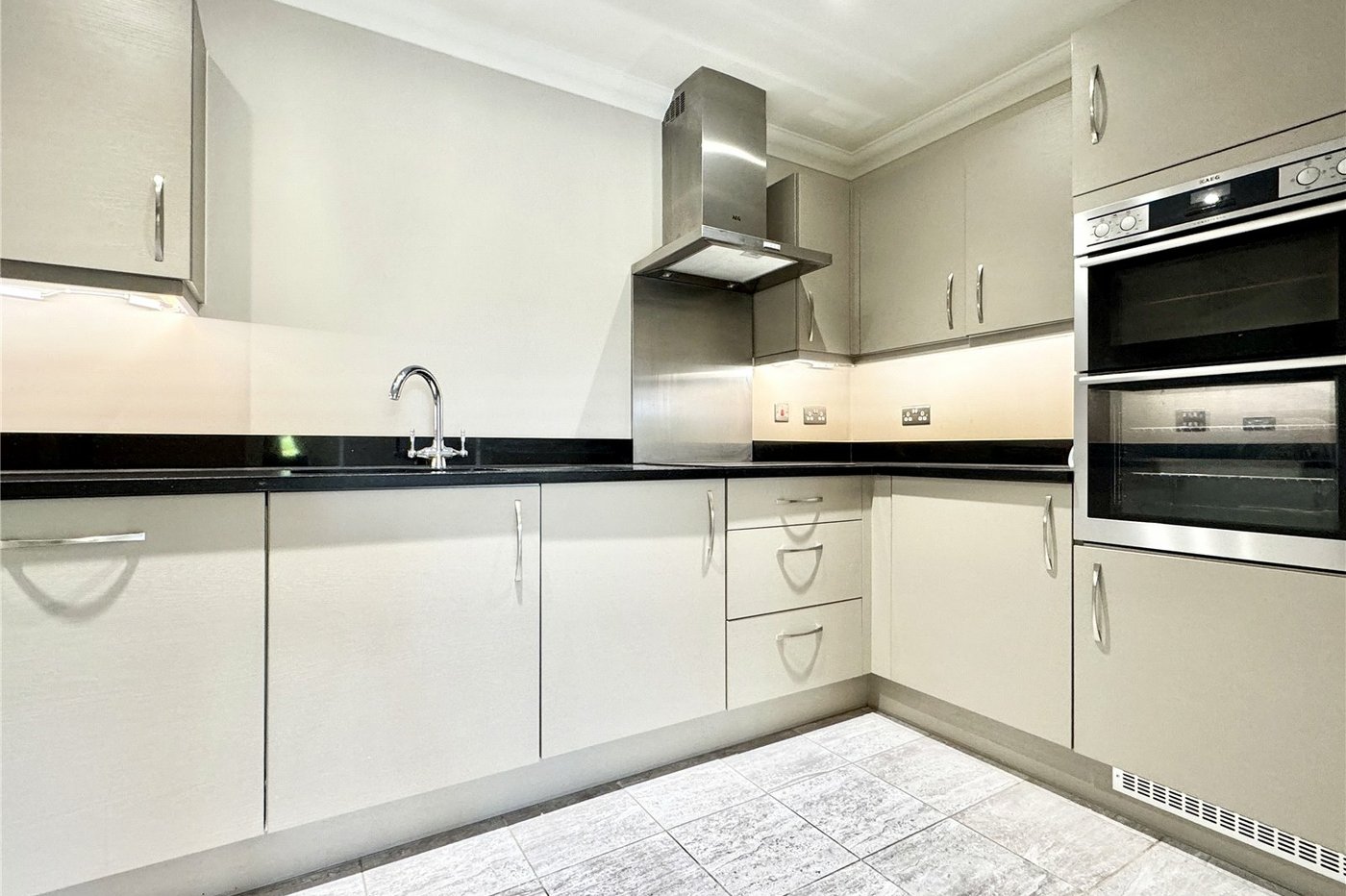 1 bedroom property for sale in Rowhill Road | Robinson Jackson