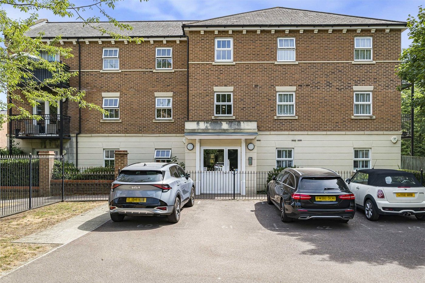 2 bedroom property for sale in Greenhithe | Robinson Jackson