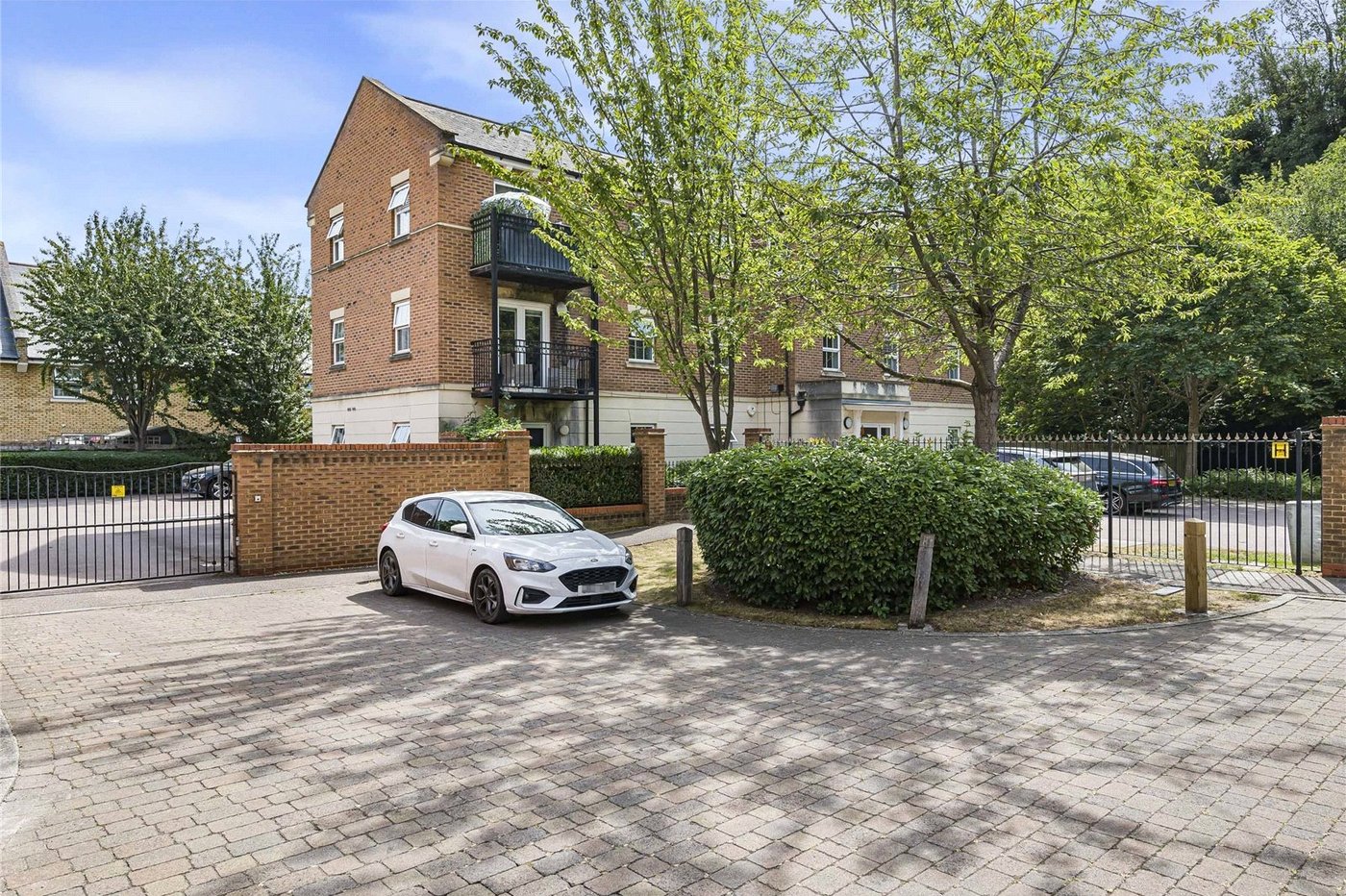 2 bedroom property for sale in Greenhithe | Robinson Jackson