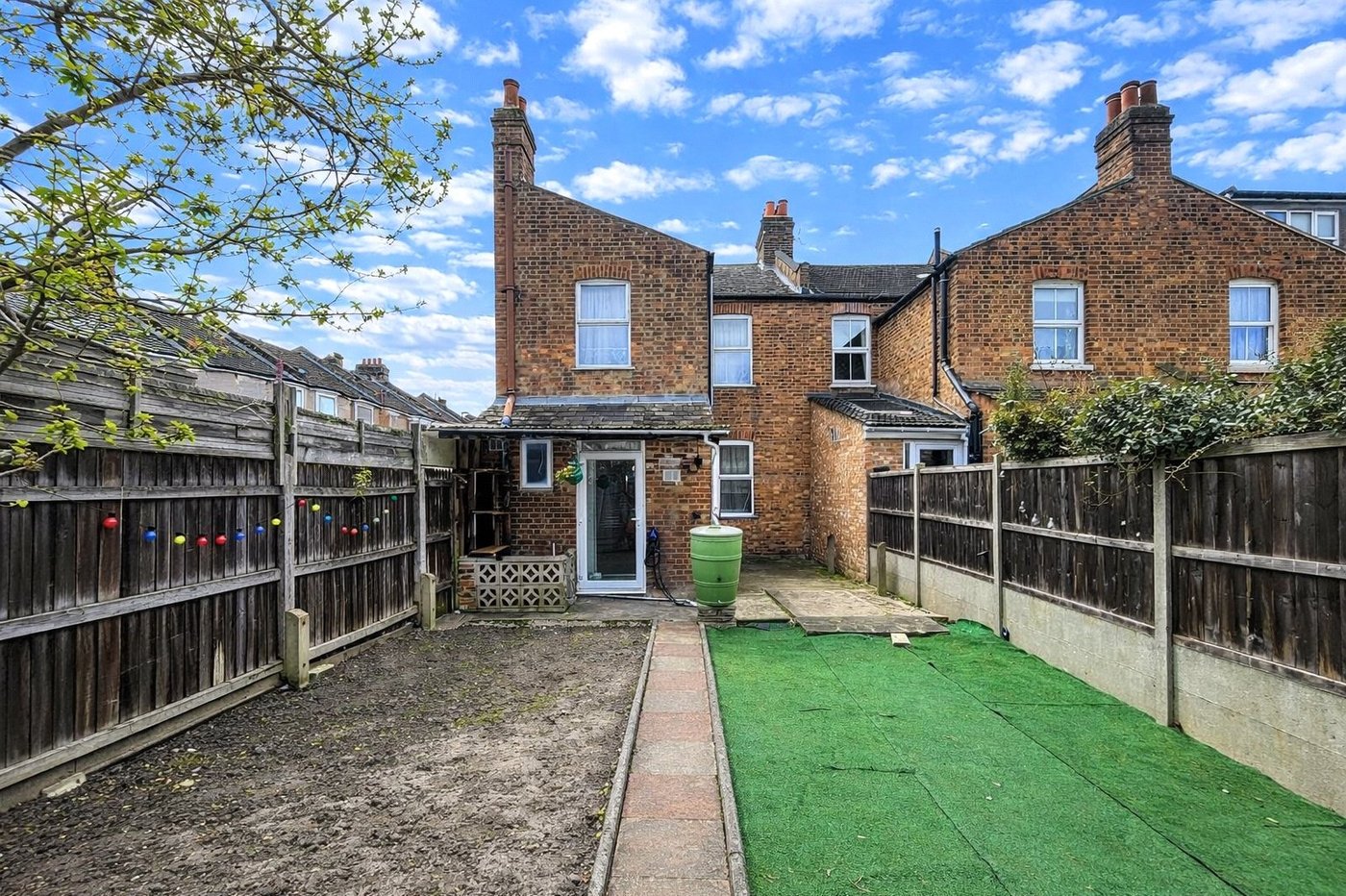 3 bedroom house for sale in London | Robinson Jackson