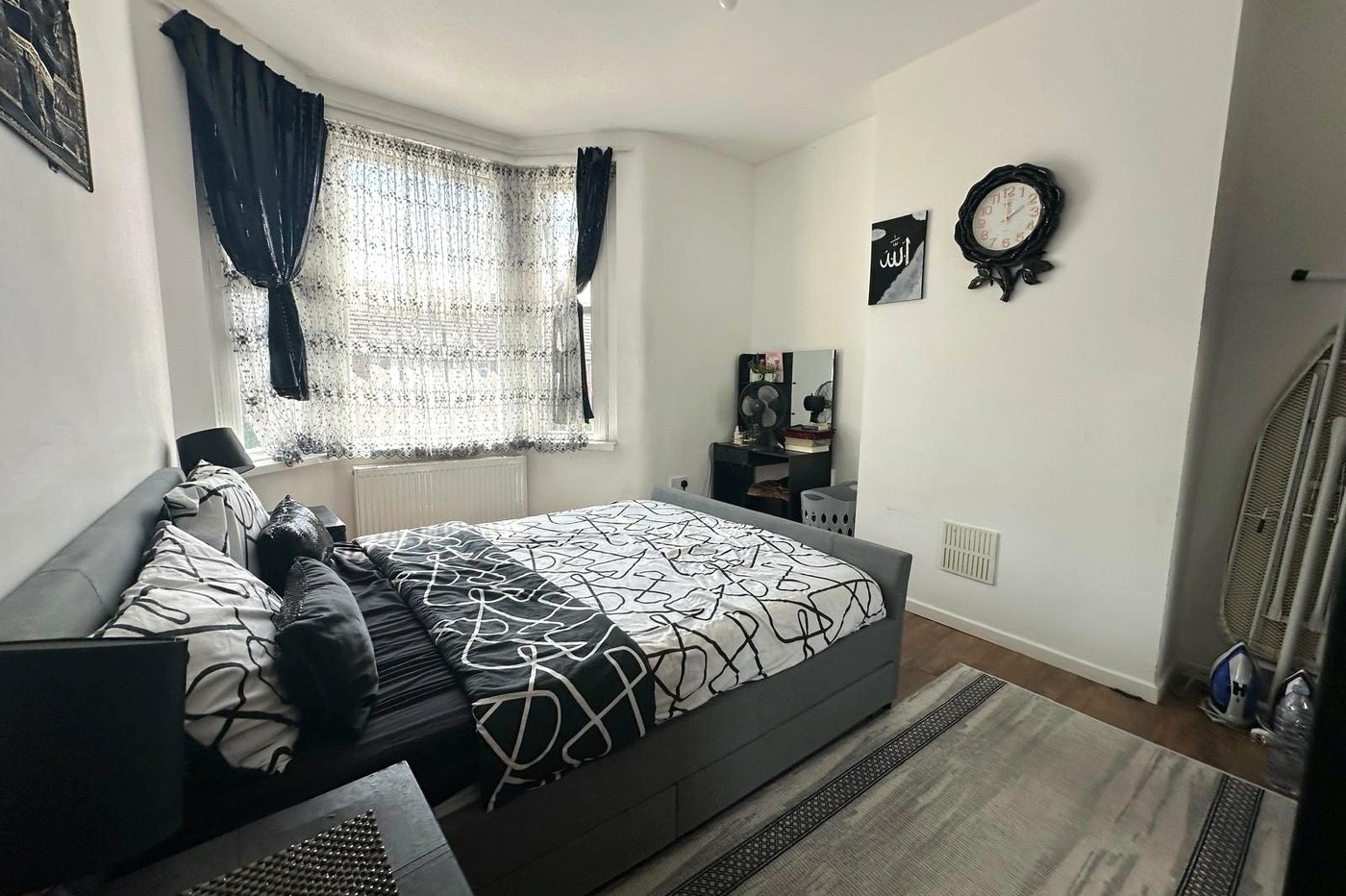 3 bedroom house for sale in London | Robinson Jackson