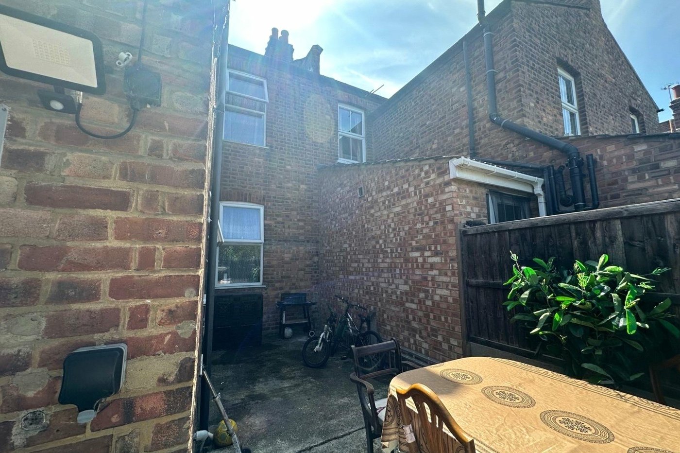 3 bedroom house for sale in London | Robinson Jackson