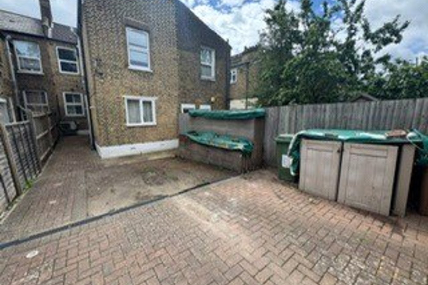 2 bedroom property for sale in London | Robinson Jackson
