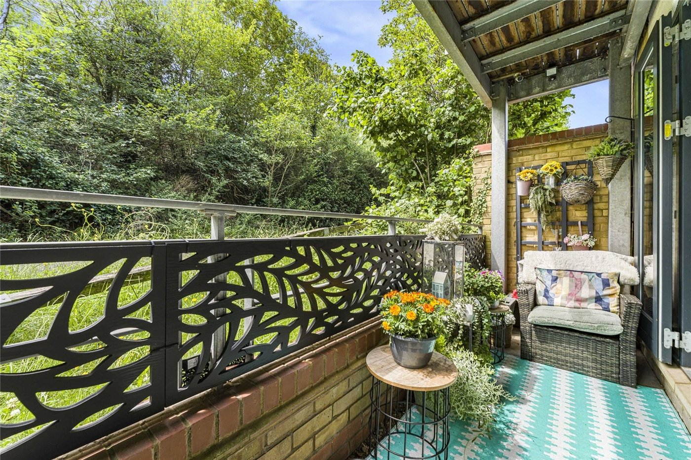 2 bedroom property for sale in Greenhithe | Robinson Jackson