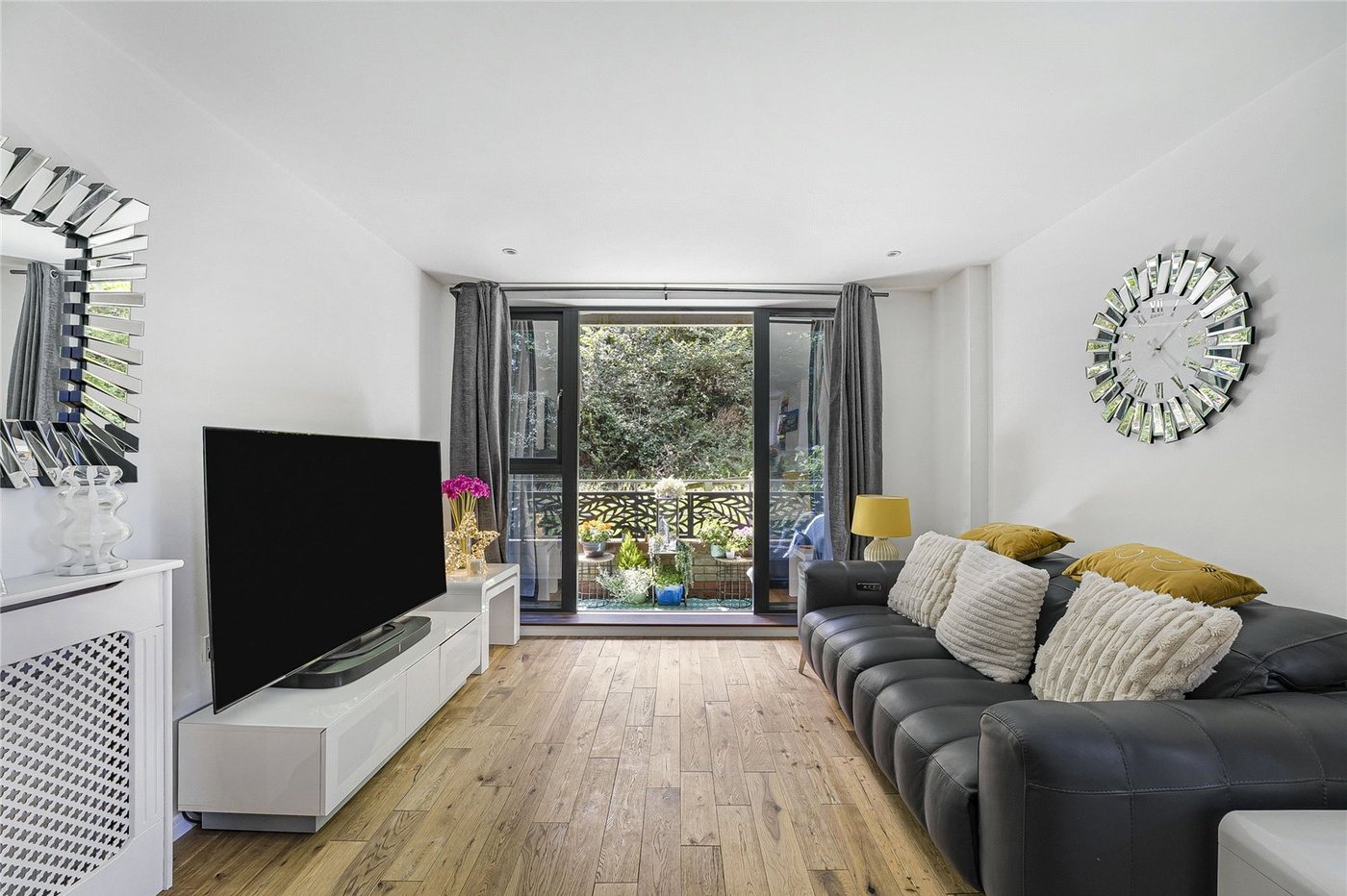 2 bedroom property for sale in Greenhithe | Robinson Jackson