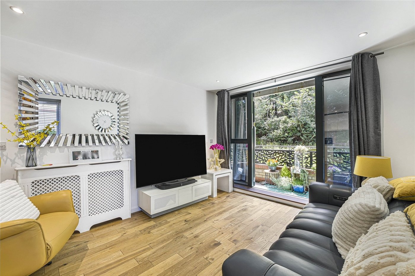 2 bedroom property for sale in Greenhithe | Robinson Jackson