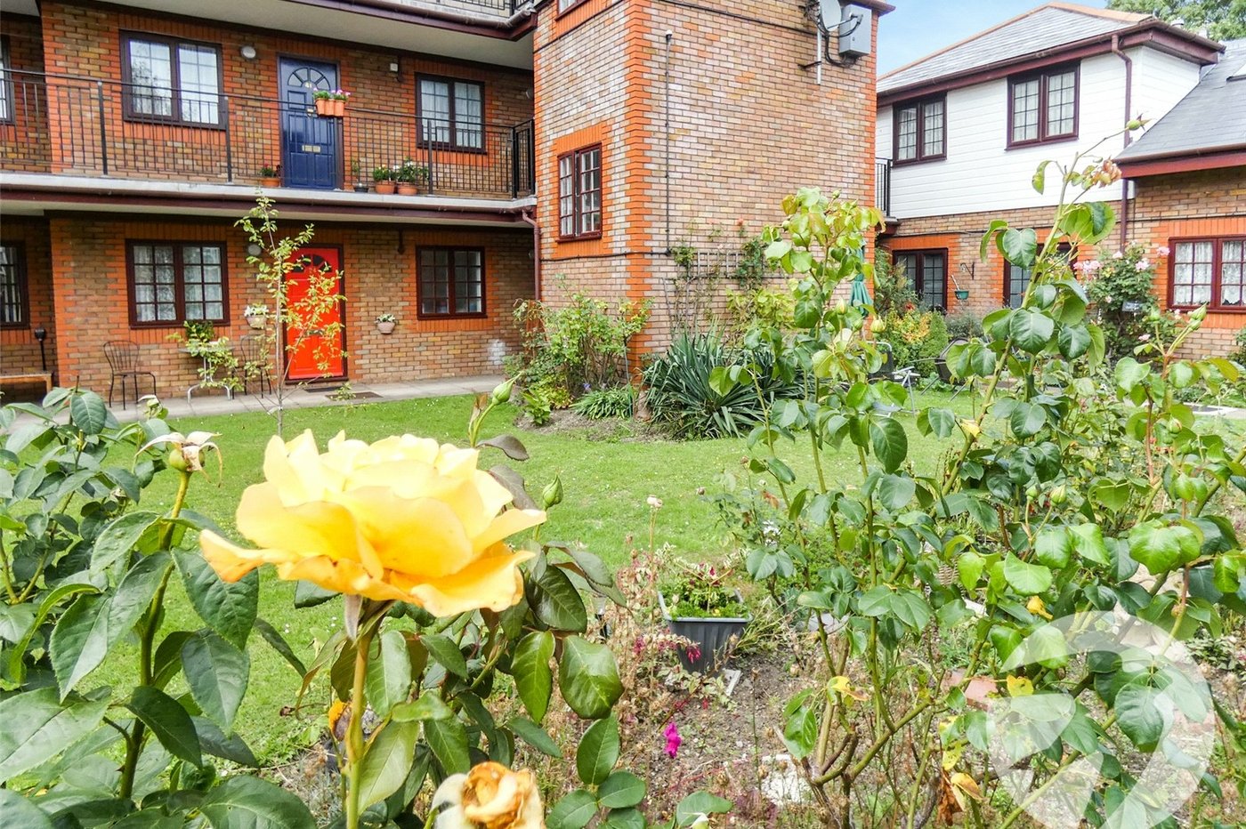 2 bedroom property for sale in London | Robinson Jackson