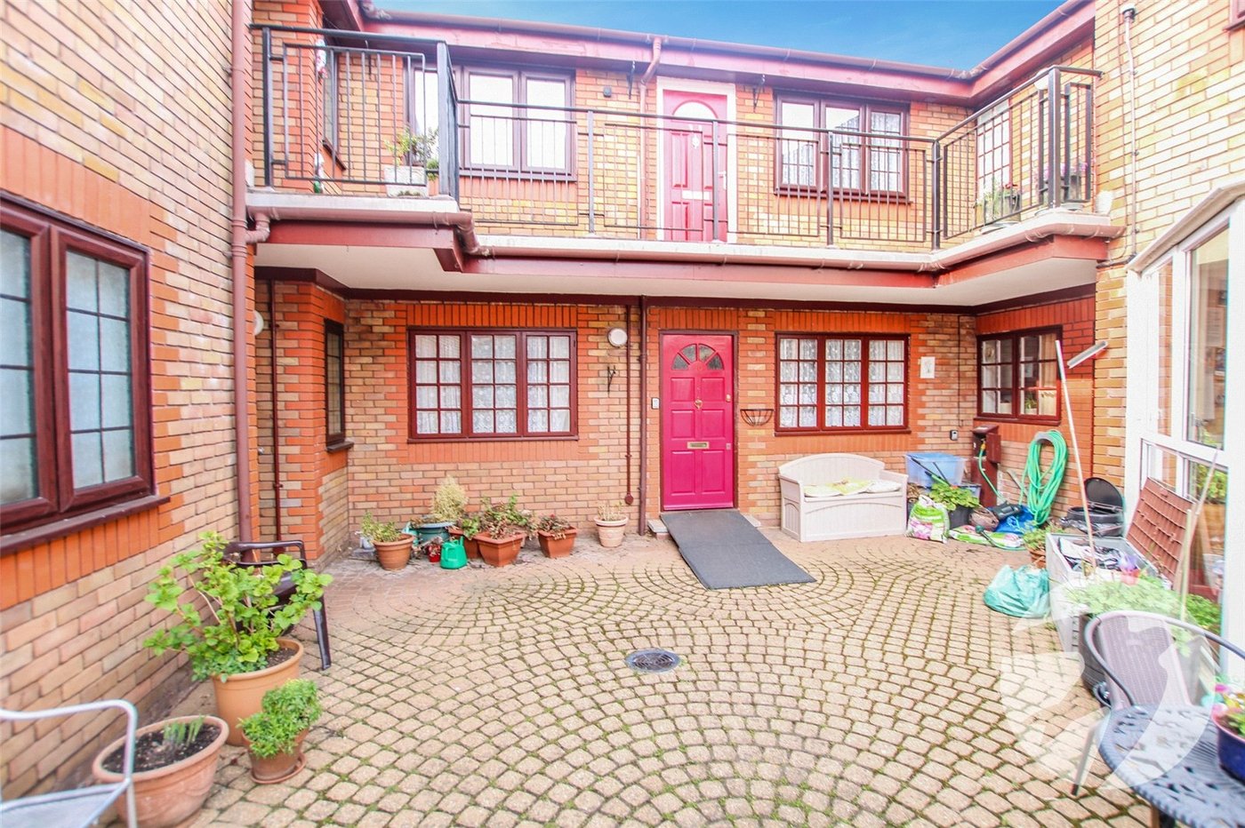 2 bedroom property for sale in London | Robinson Jackson