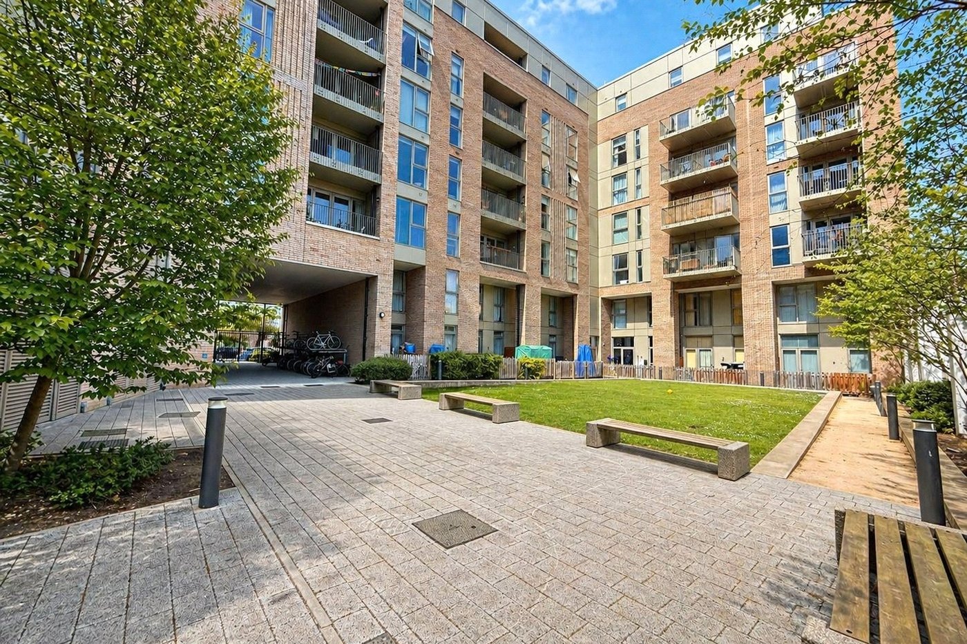 2 bedroom property for sale in London | Robinson Jackson