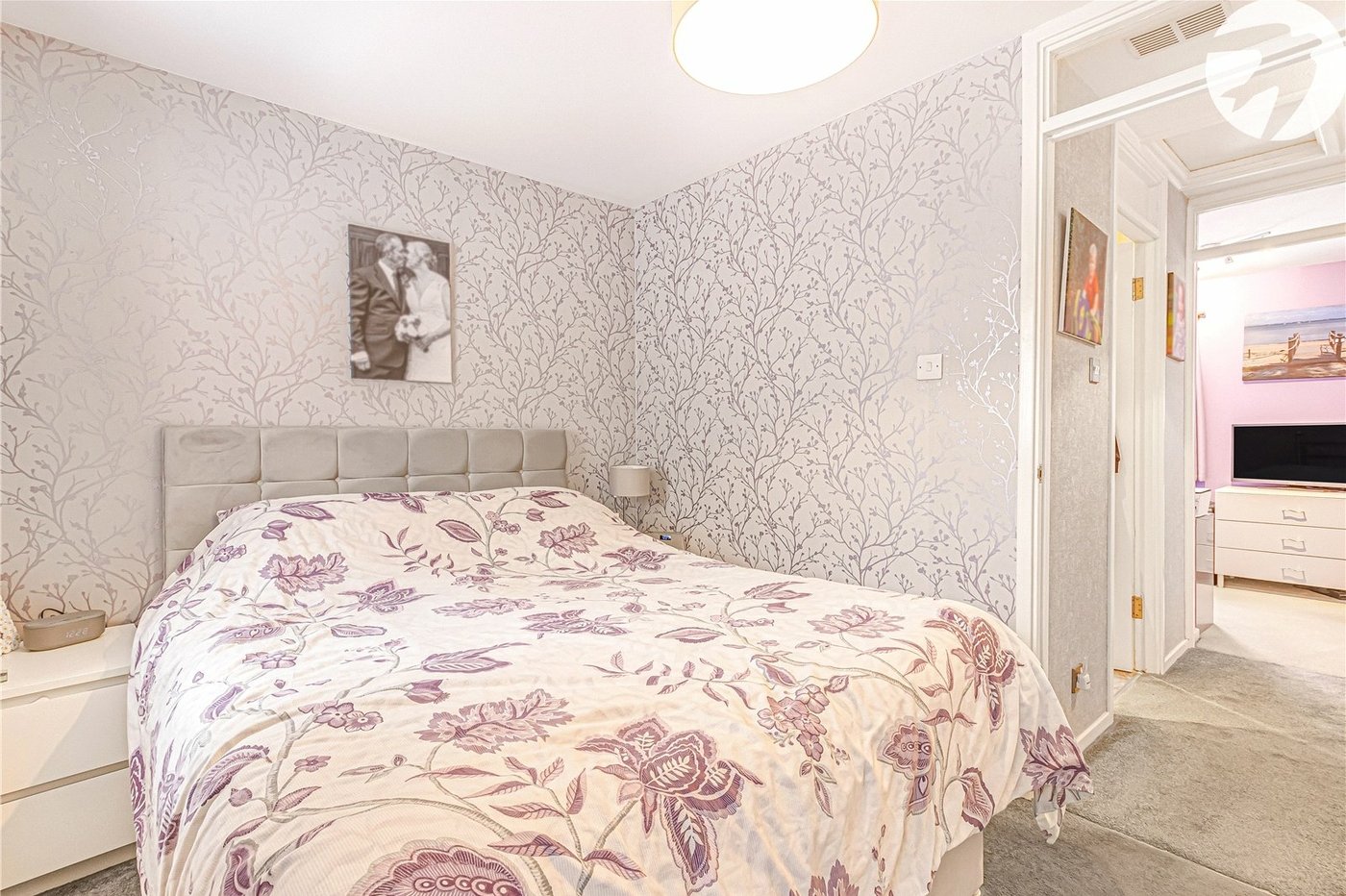 2 bedroom house for sale in London | Robinson Jackson