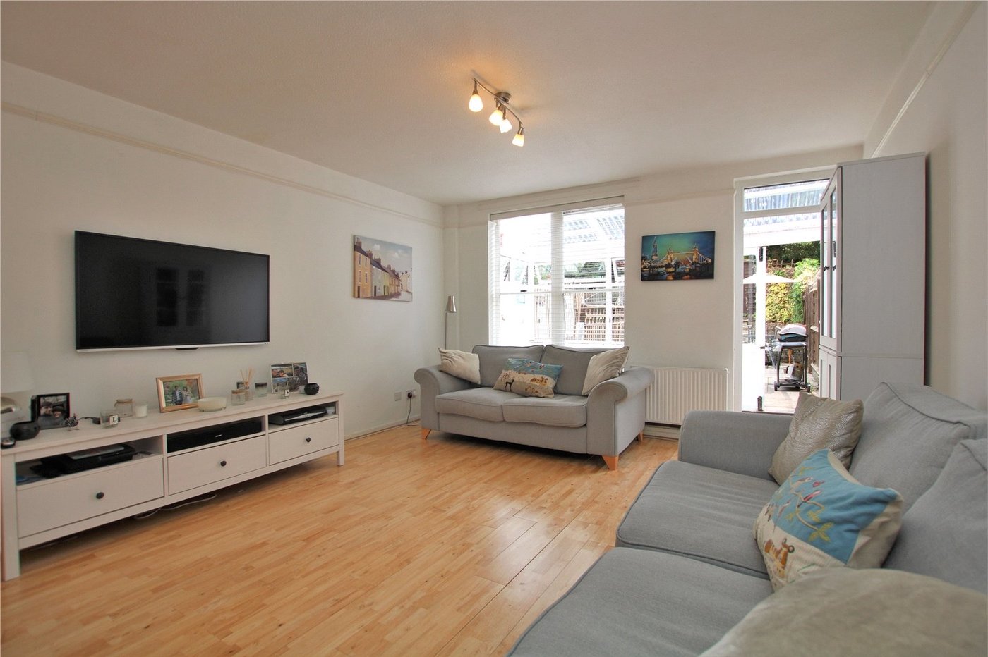 2 bedroom house for sale in London | Robinson Jackson