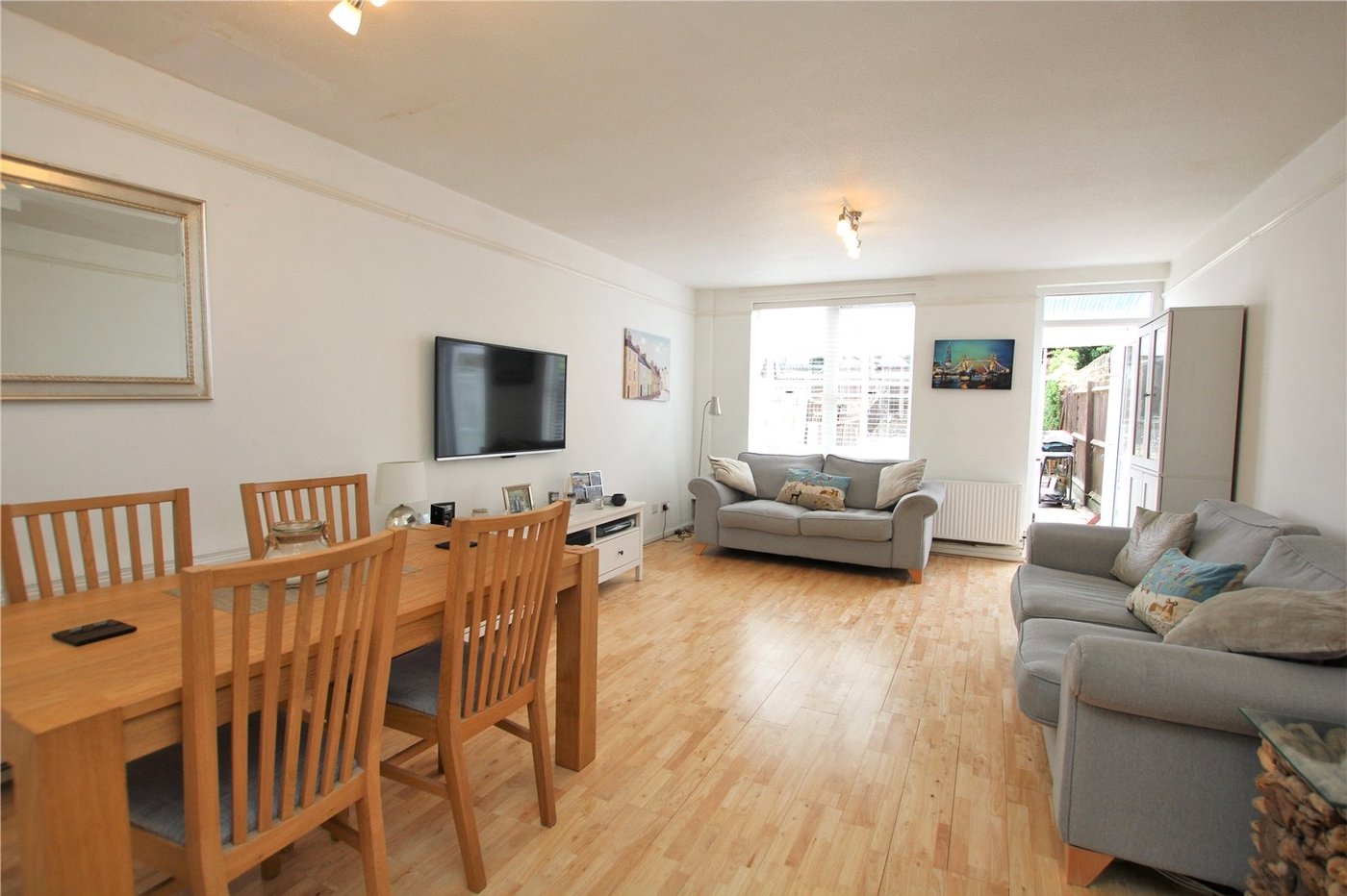 2 bedroom house for sale in London | Robinson Jackson