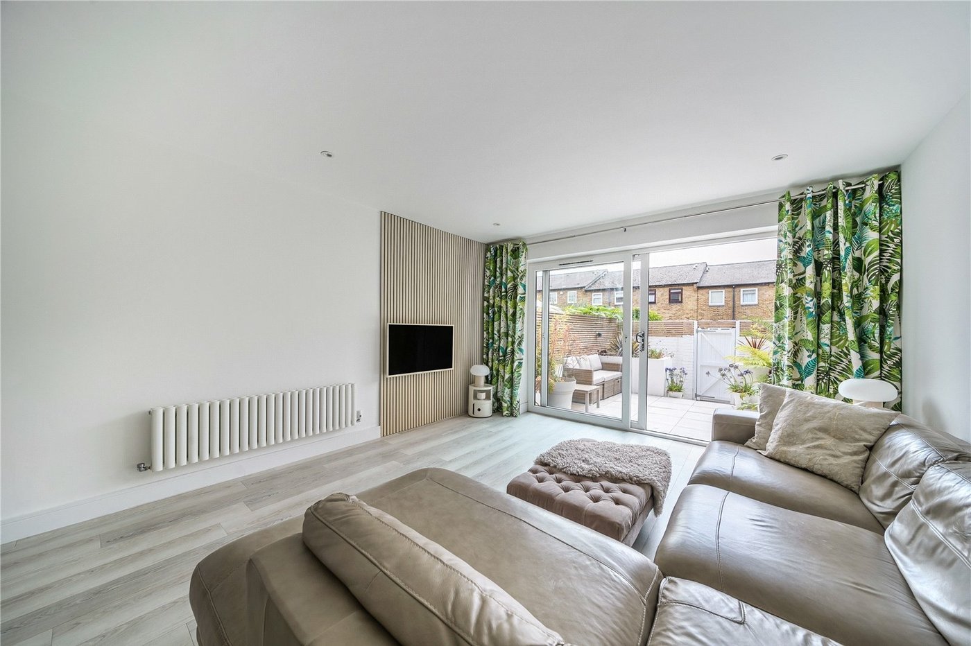 2 bedroom house for sale in London | Robinson Jackson