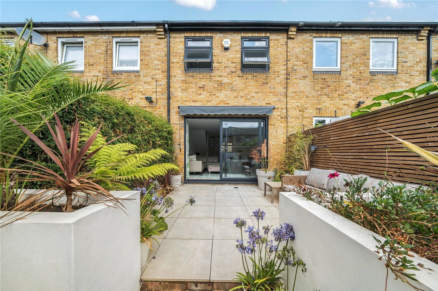 2 bedroom house for sale in London | Robinson Jackson