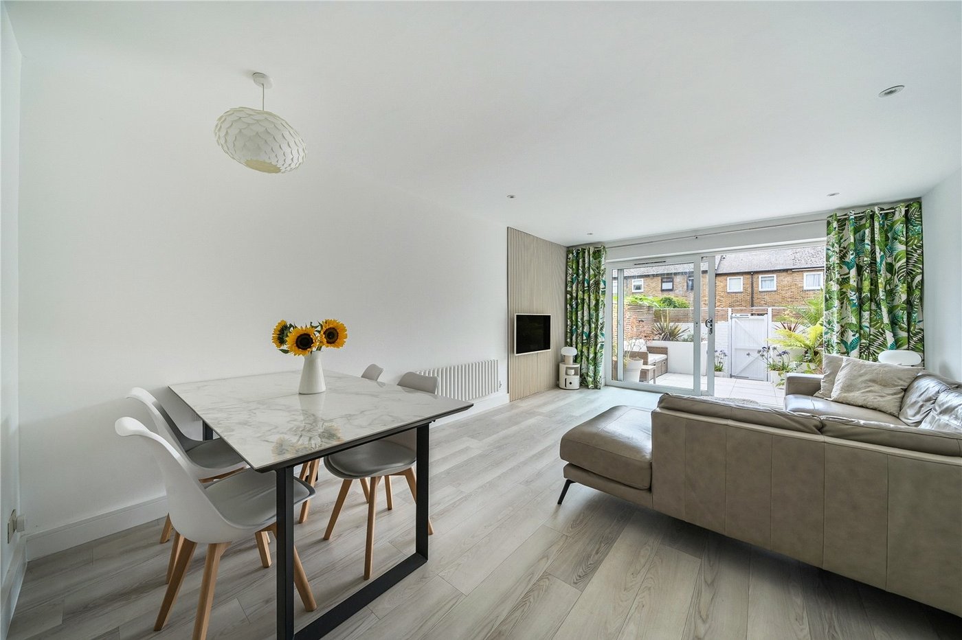 2 bedroom house for sale in London | Robinson Jackson