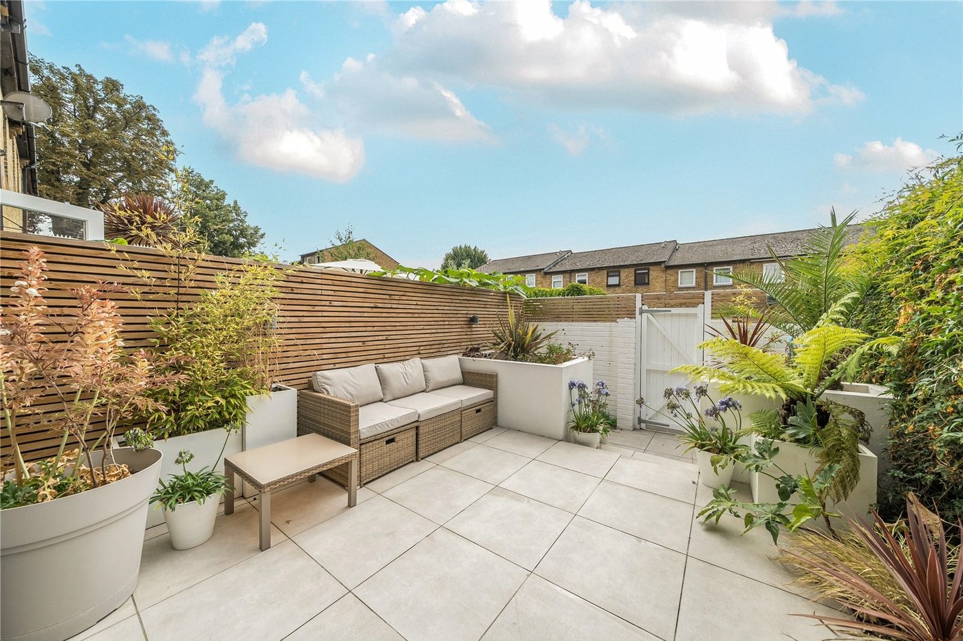 2 bedroom house for sale in London | Robinson Jackson